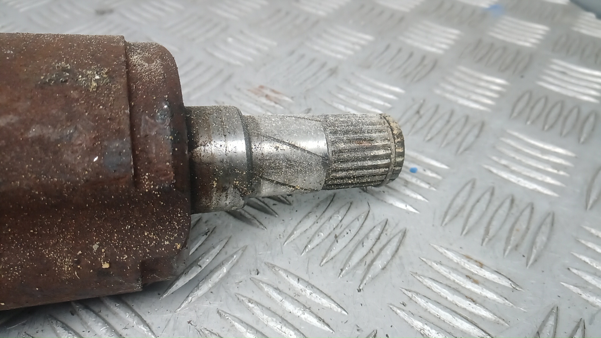 Полуось передняя левая