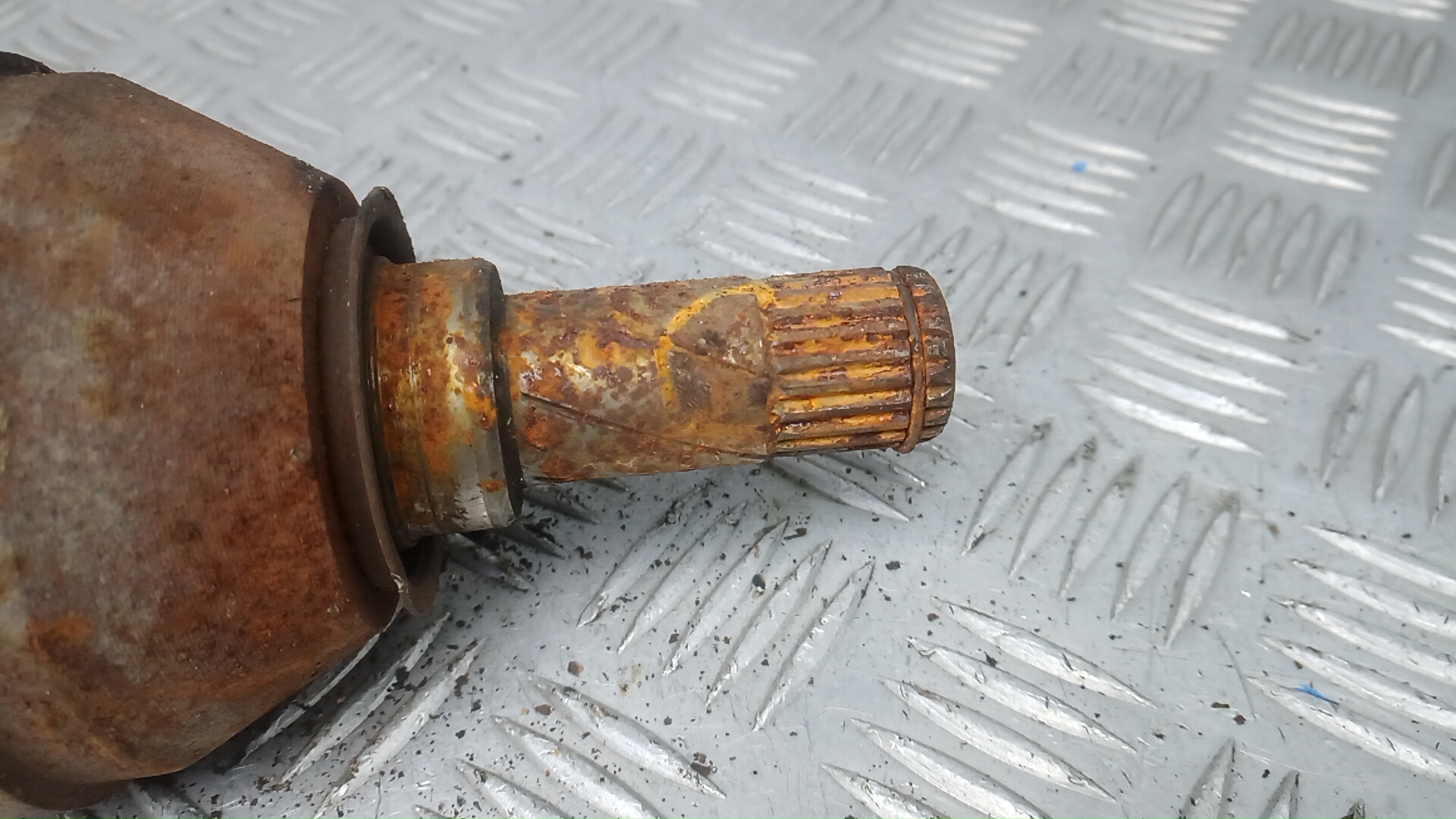 Полуось передняя левая