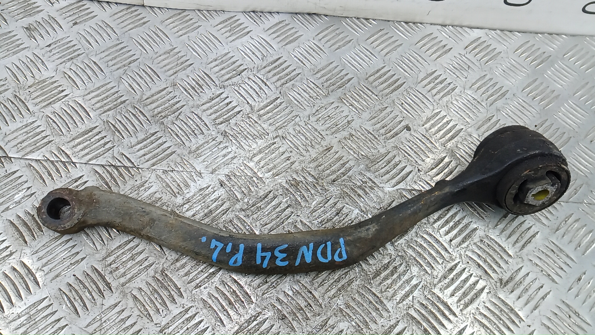 Рычаг передний нижний левый