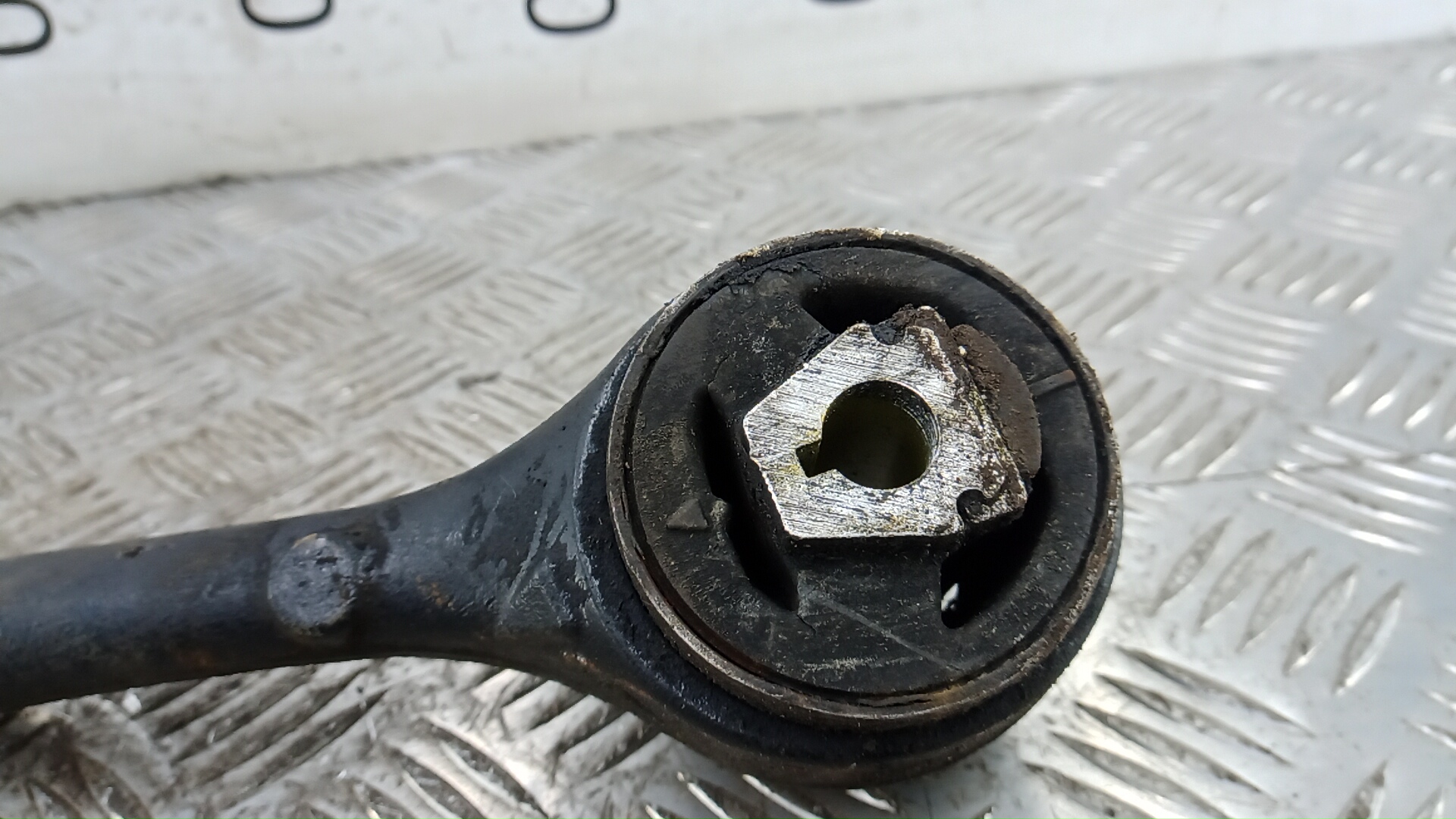 Рычаг передний нижний левый