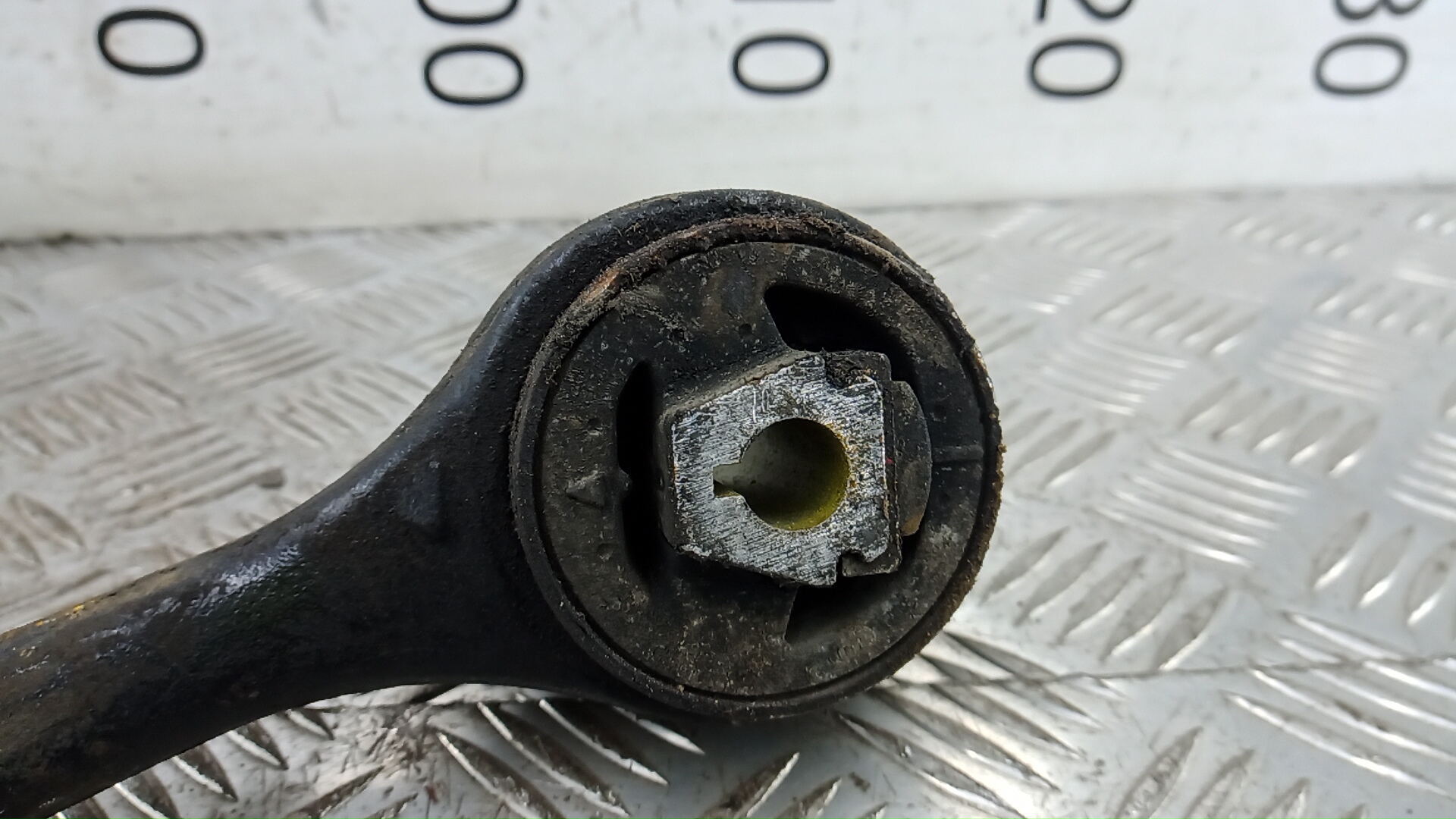 Рычаг передний нижний левый