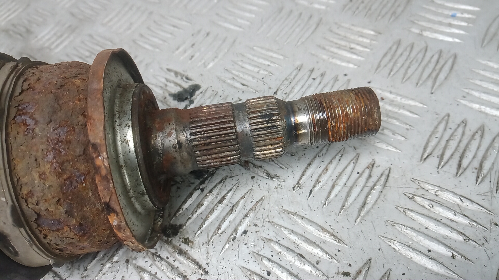 Полуось передняя левая