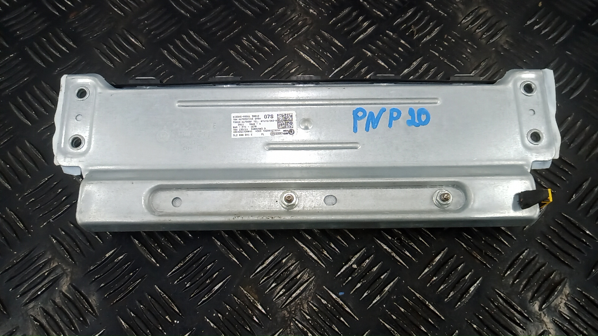 Подушка безопасности пассажирская (в торпедо)