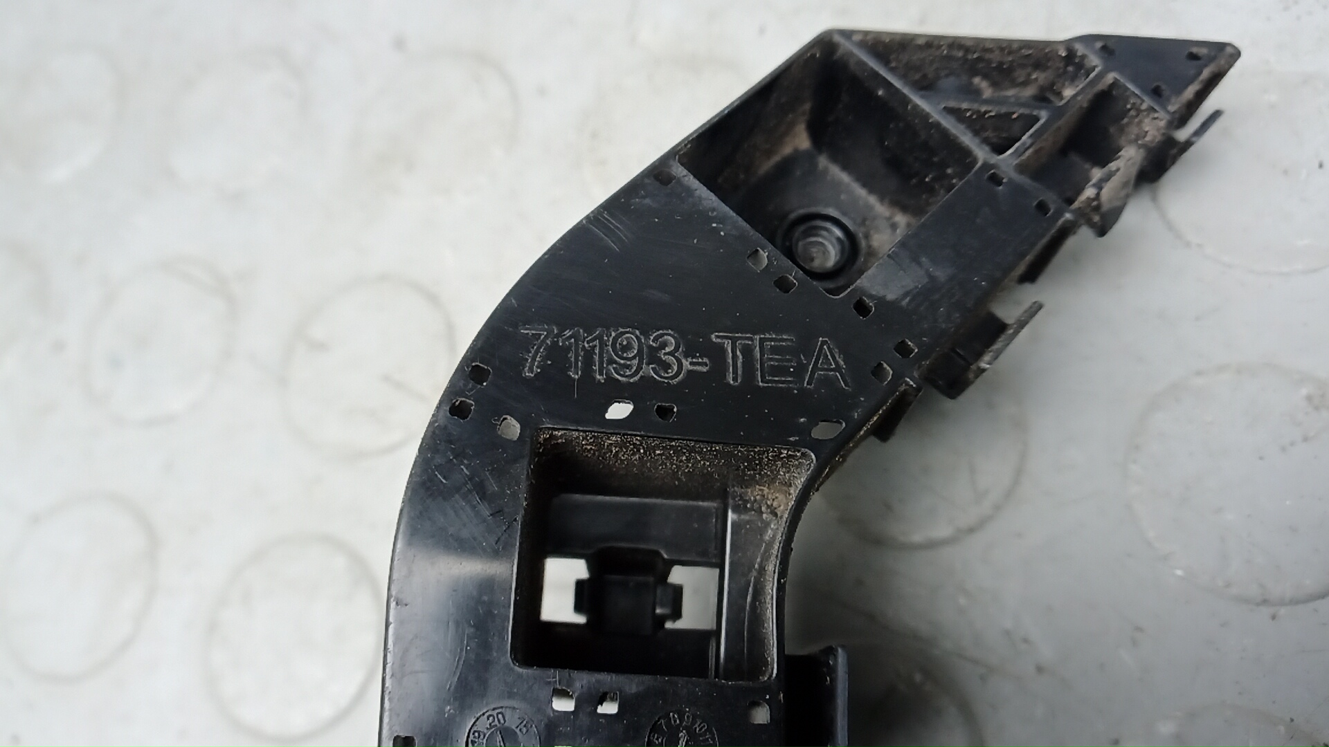 Кронштейн переднего бампера