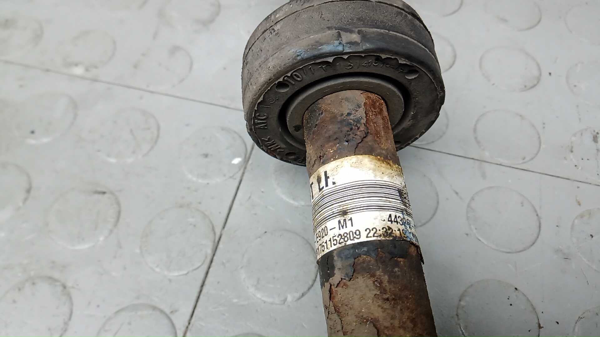 Полуось передняя левая