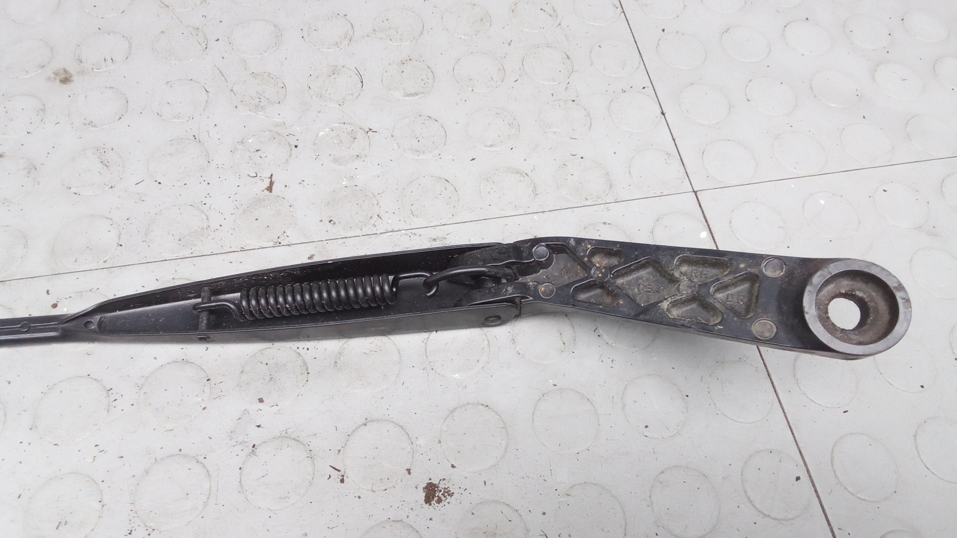 Поводок стеклоочистителя переднего