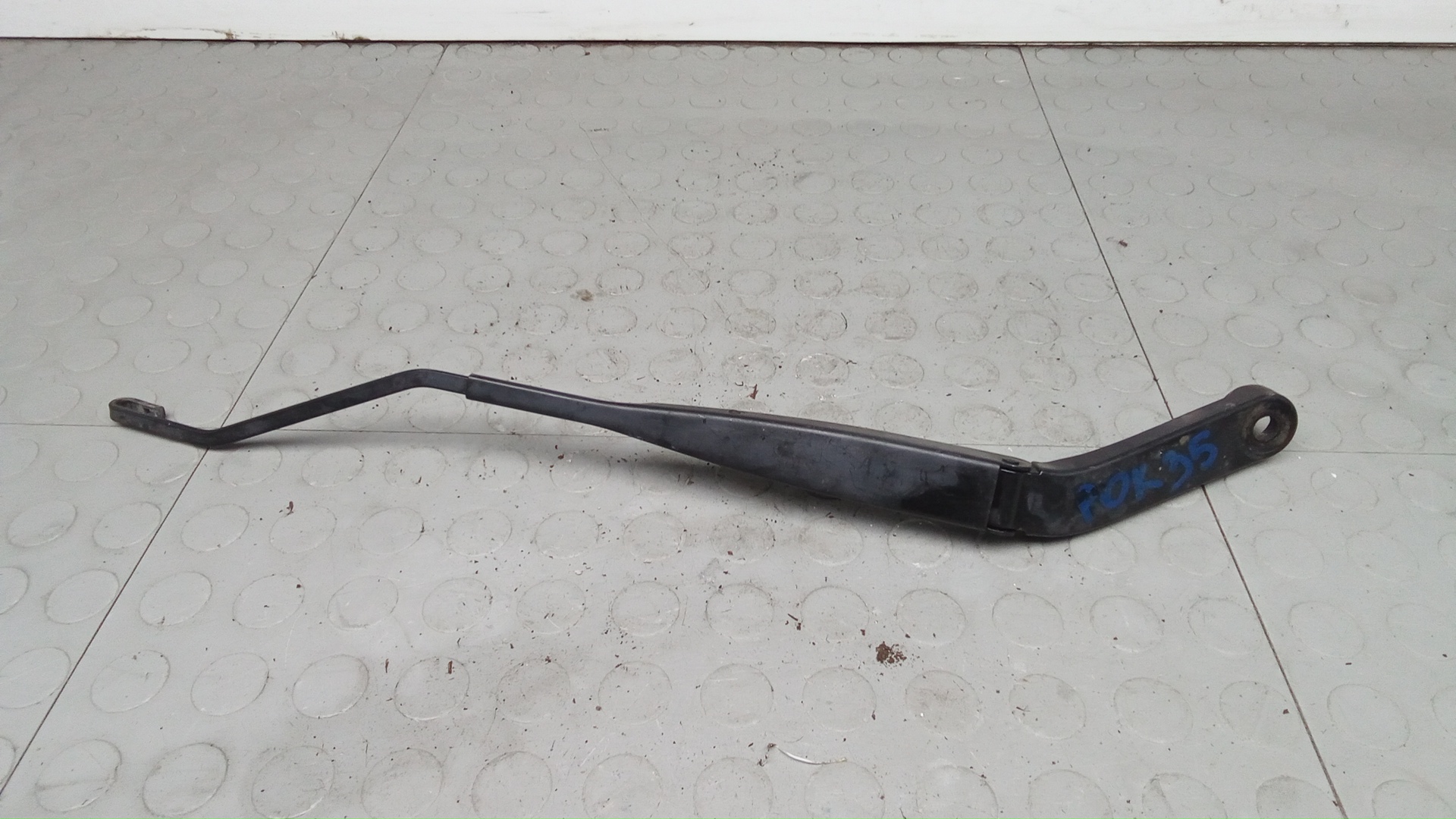 Поводок стеклоочистителя переднего