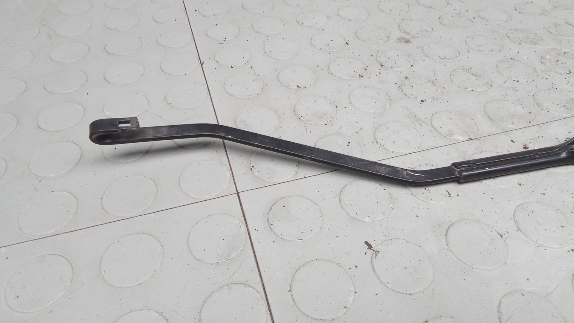 Поводок стеклоочистителя переднего