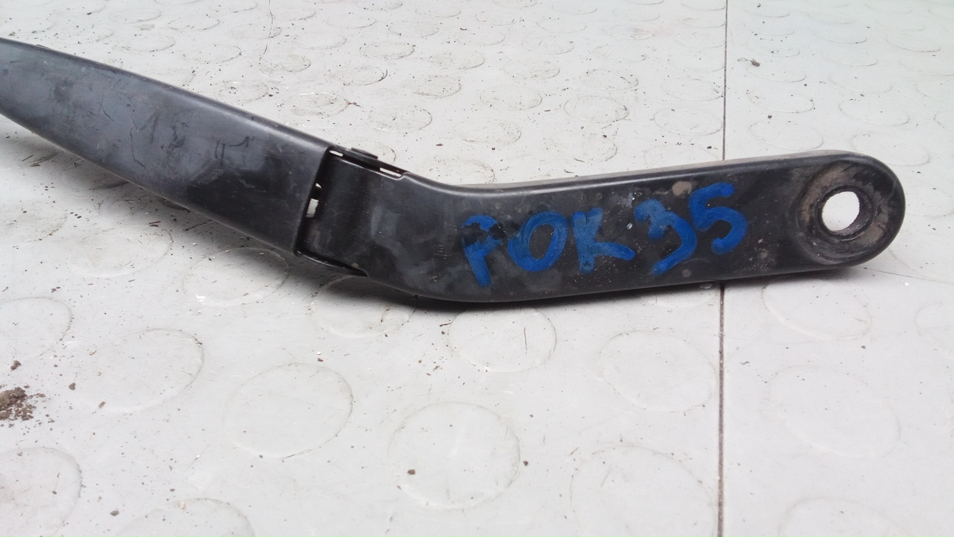 Поводок стеклоочистителя переднего