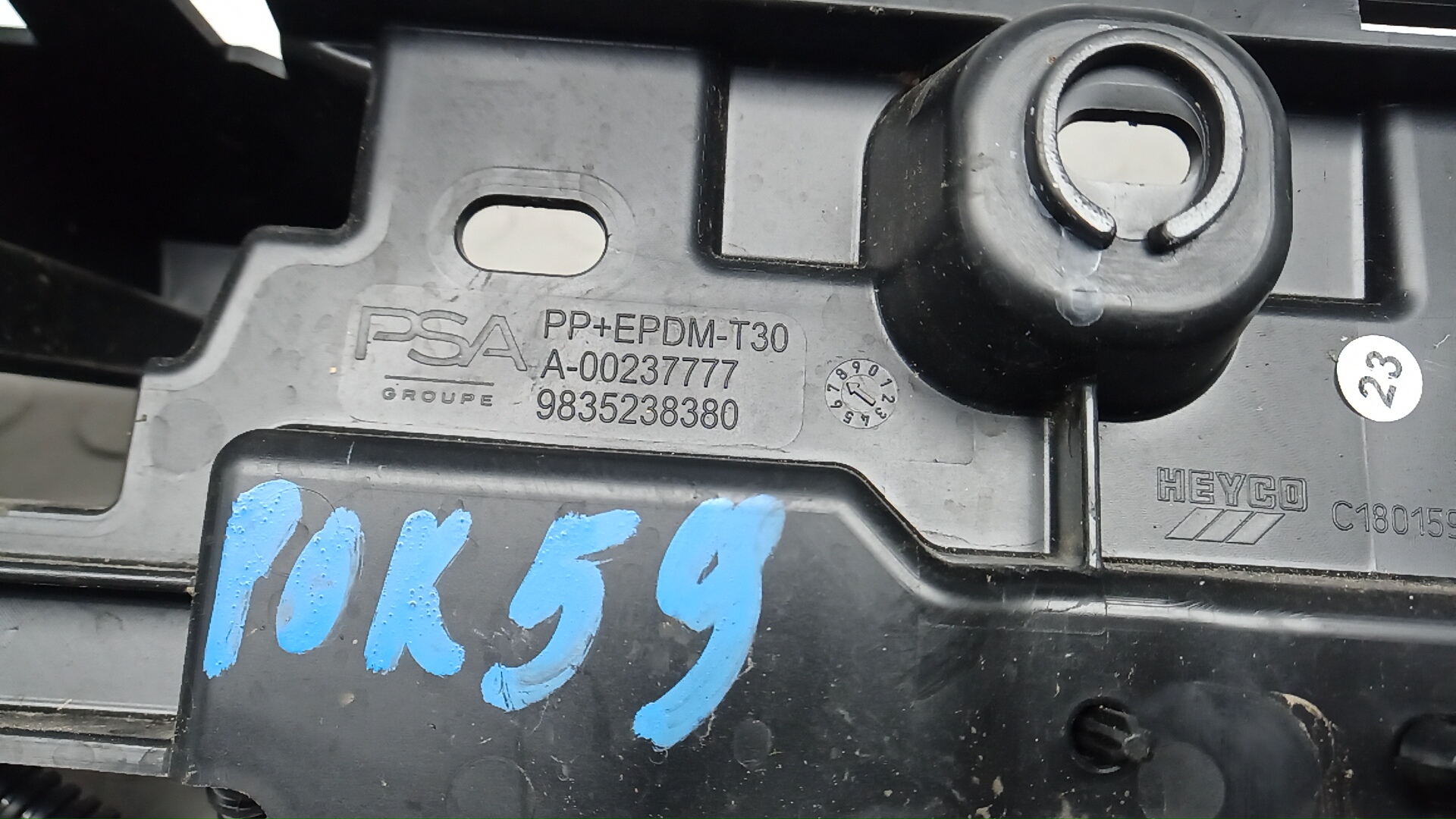 Кронштейн заднего бампера