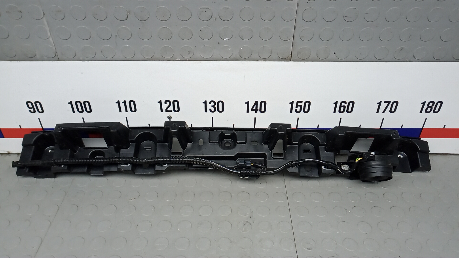 Кронштейн заднего бампера