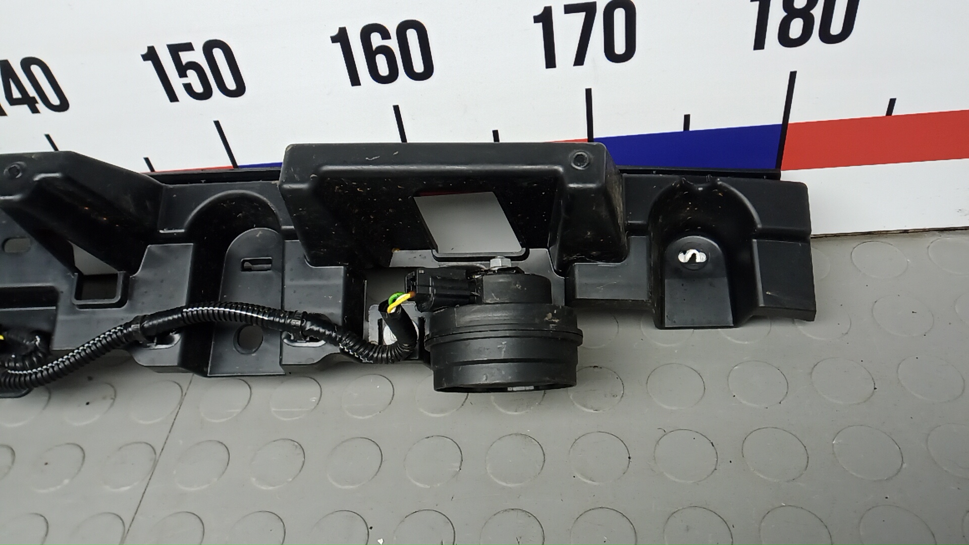 Кронштейн заднего бампера