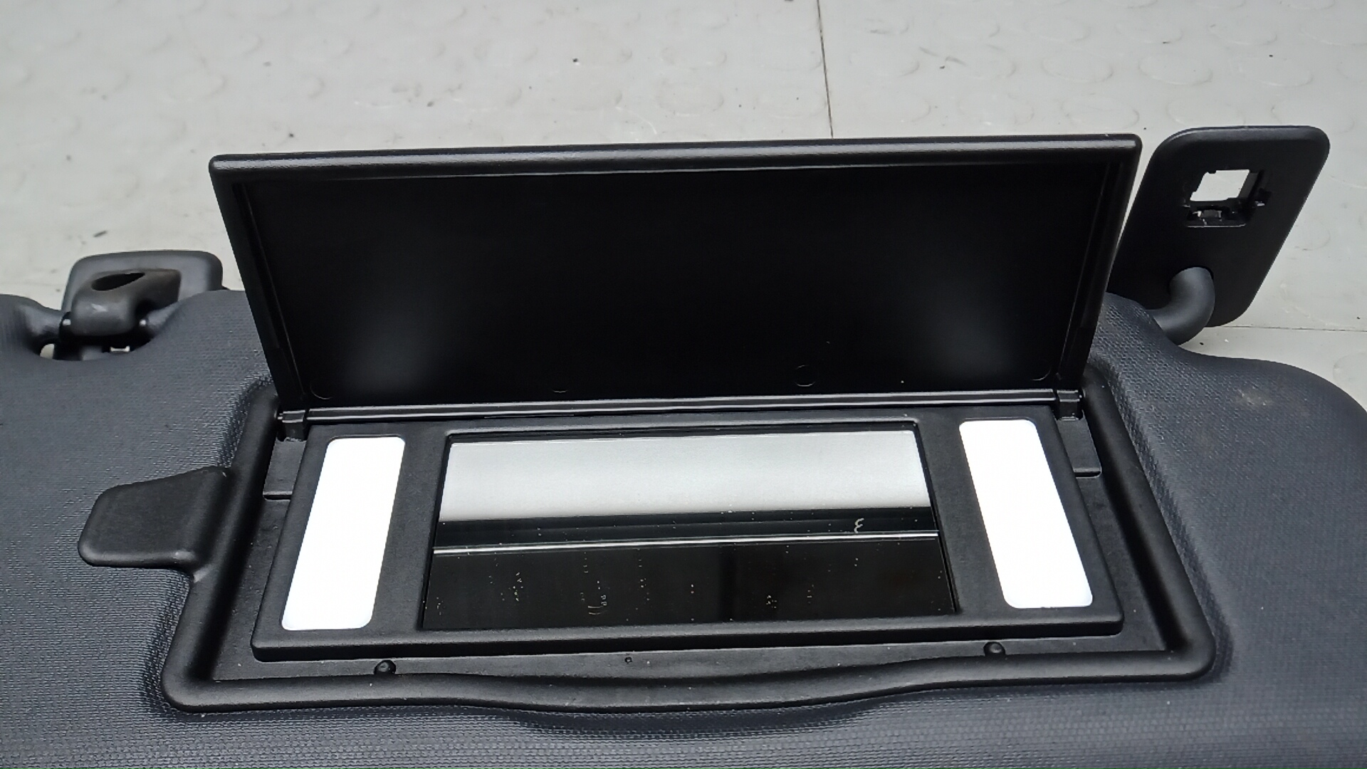 Козырек солнцезащитный