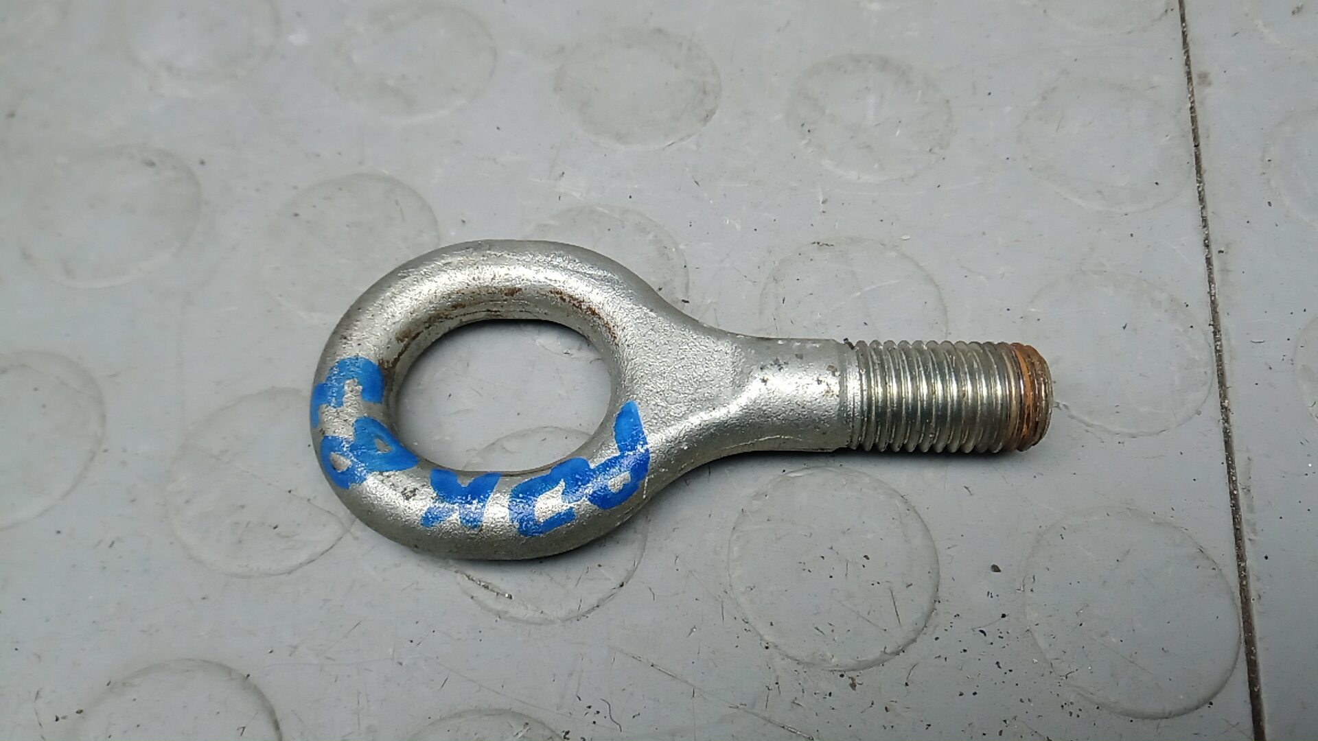 Крюк буксировочный