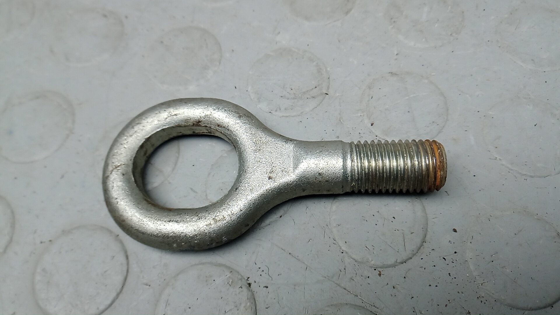 Крюк буксировочный