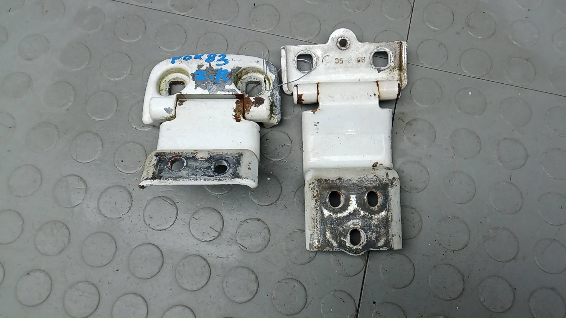 Петля двери задней