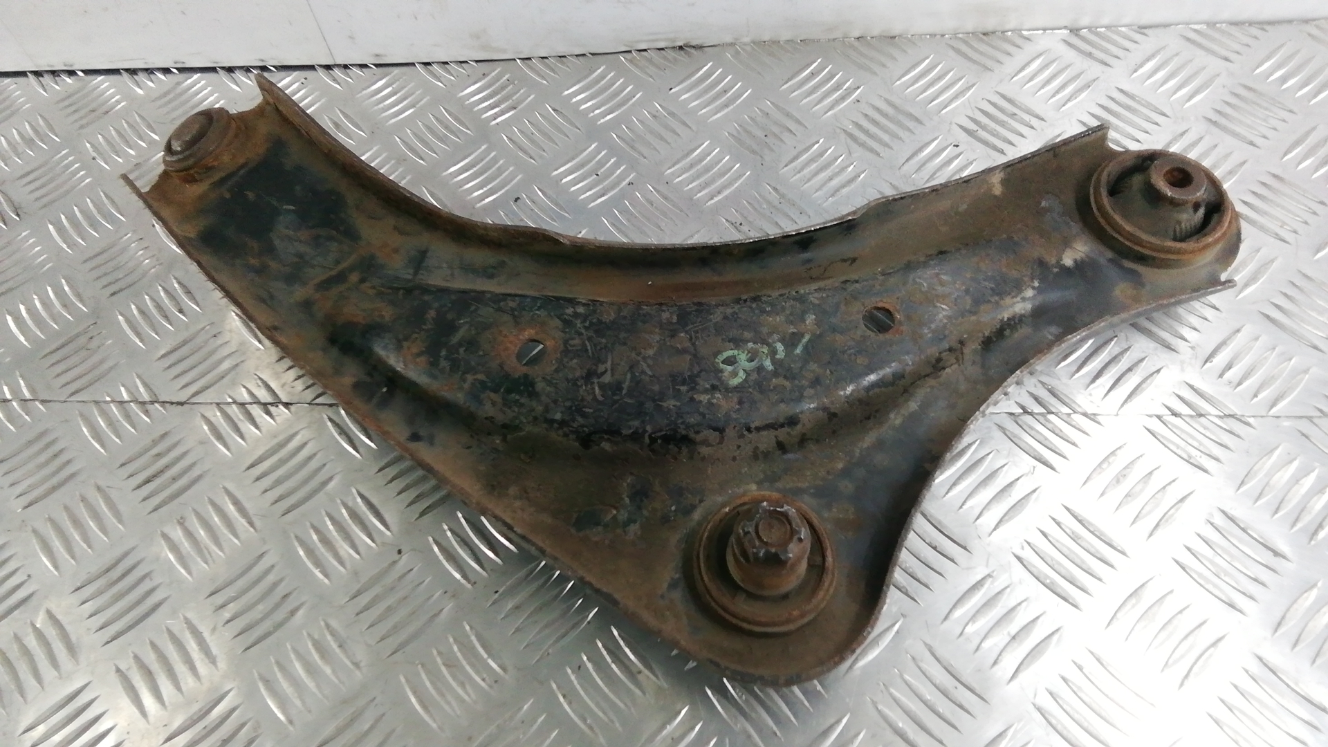 Рычаг передний нижний левый