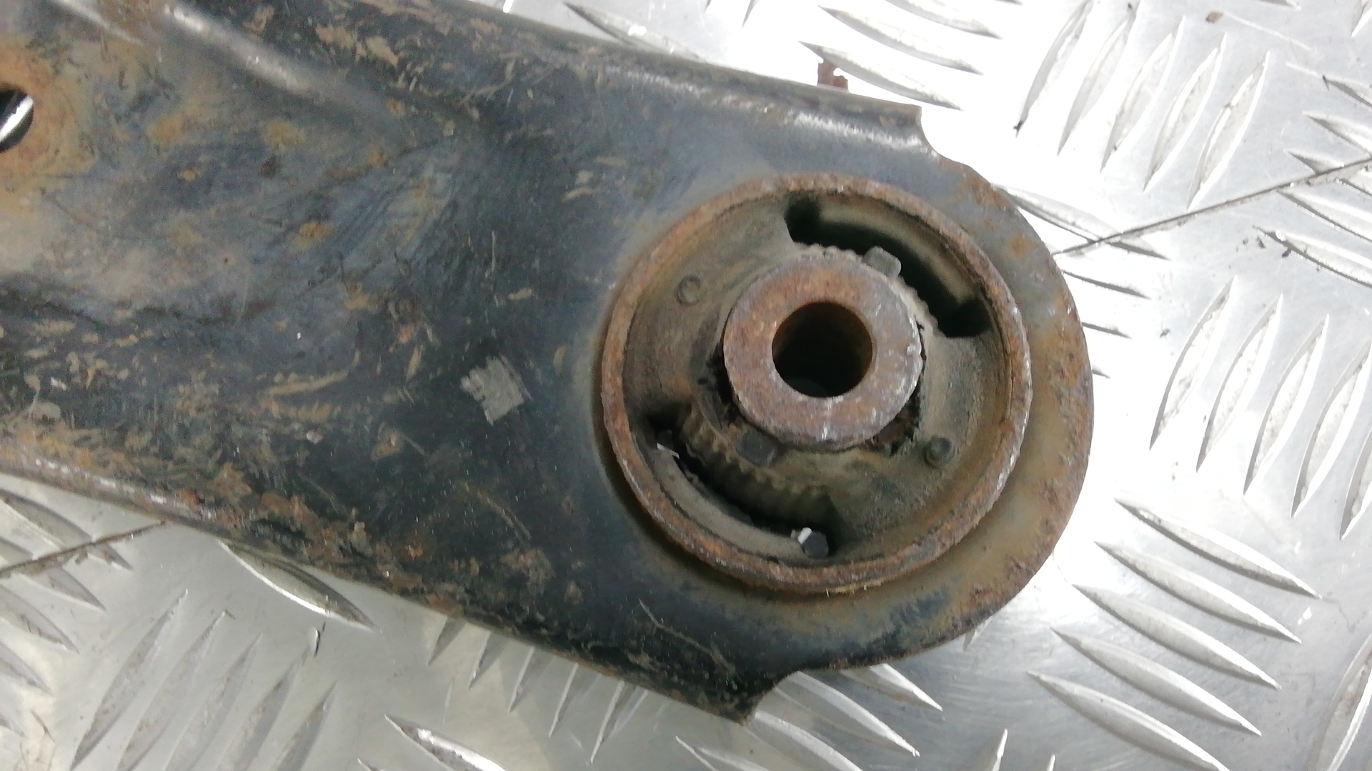 Рычаг передний нижний левый