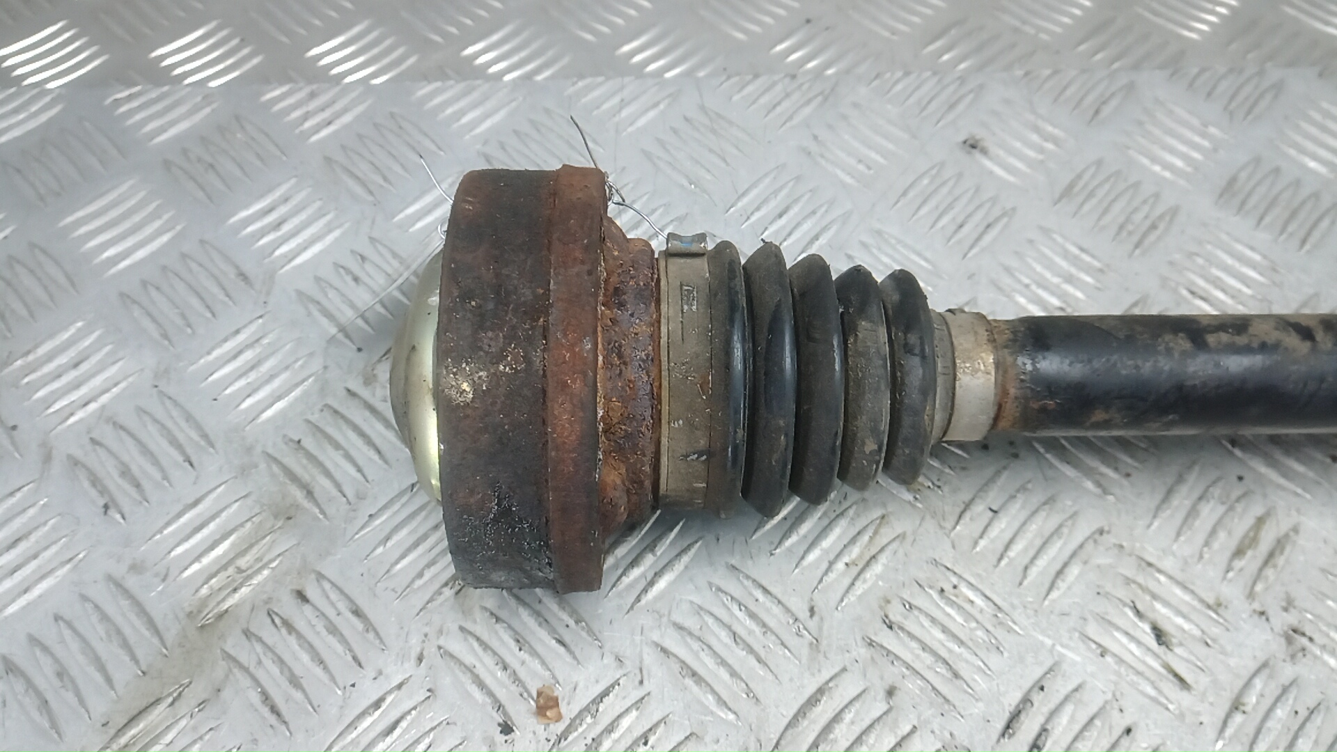 Полуось задняя левая