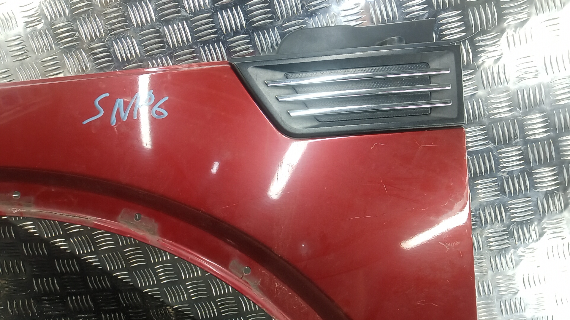 Крыло переднее левое