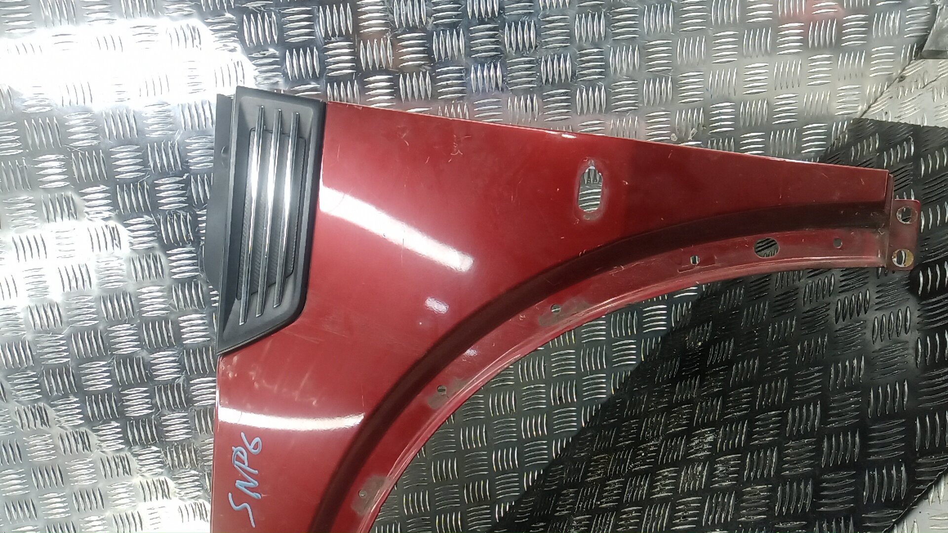 Крыло переднее левое