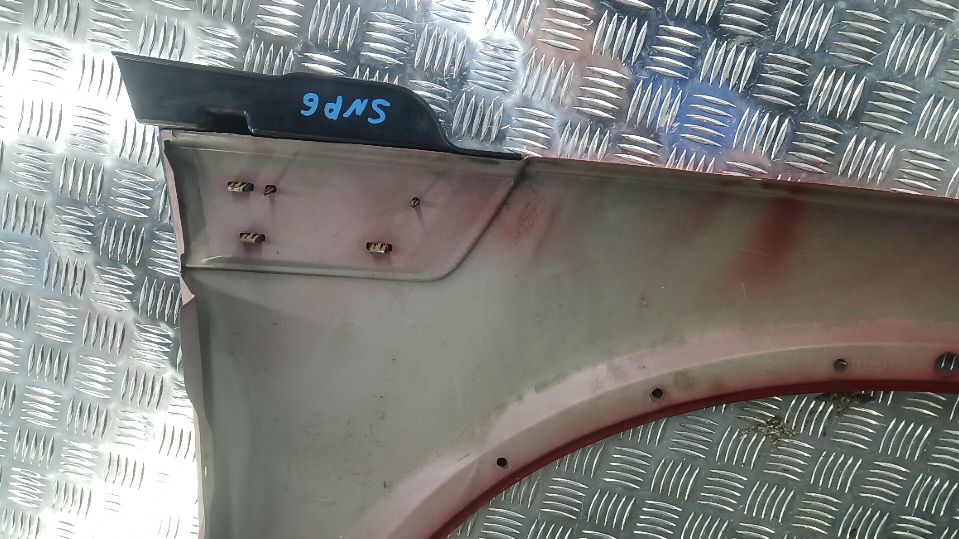 Крыло переднее левое