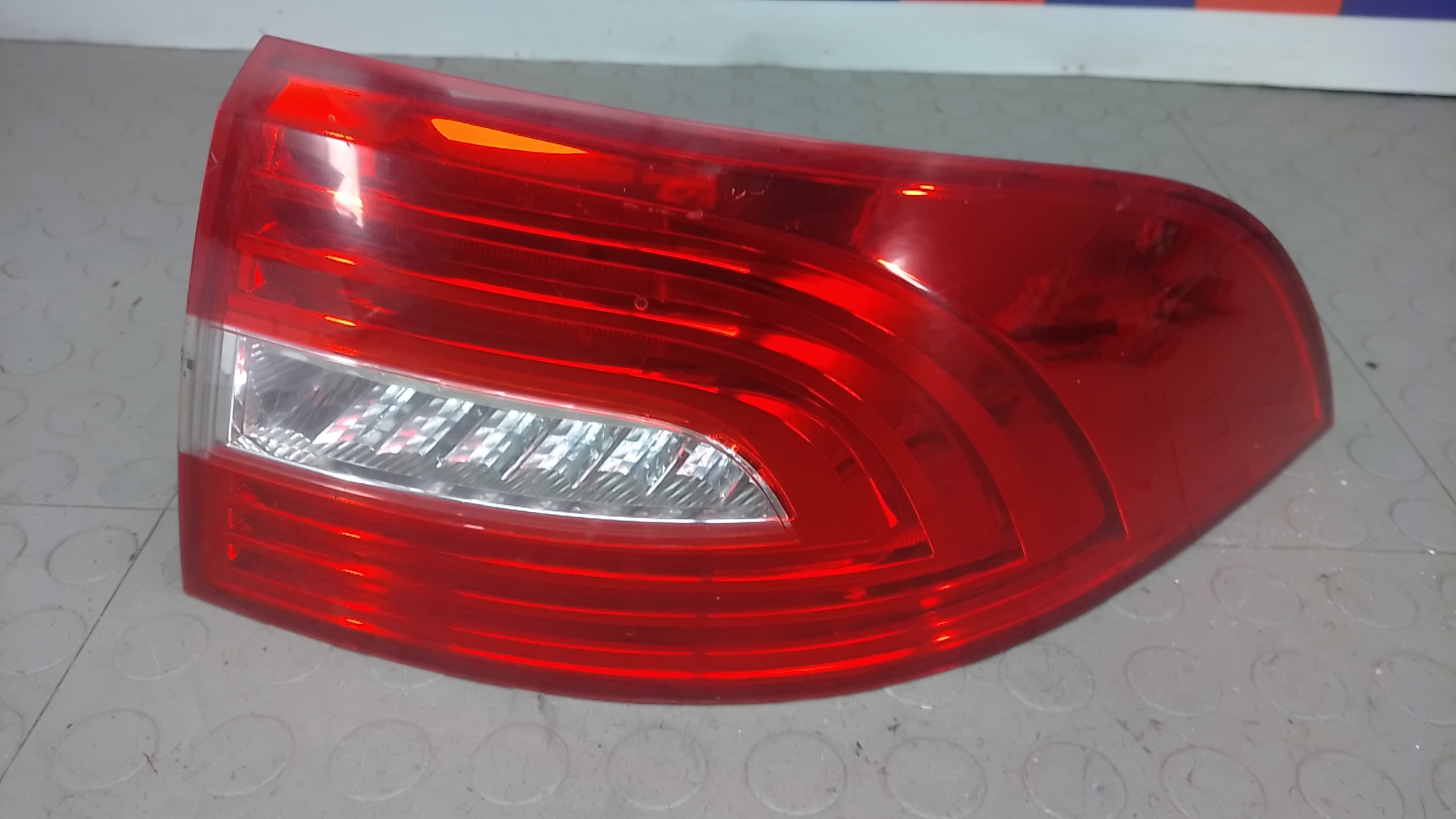 Фонарь задний правый