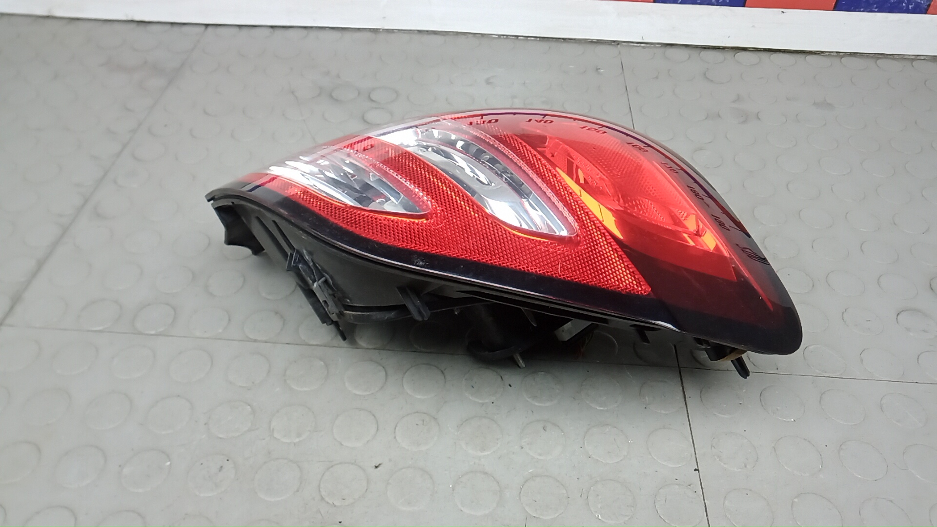 Фонарь задний правый