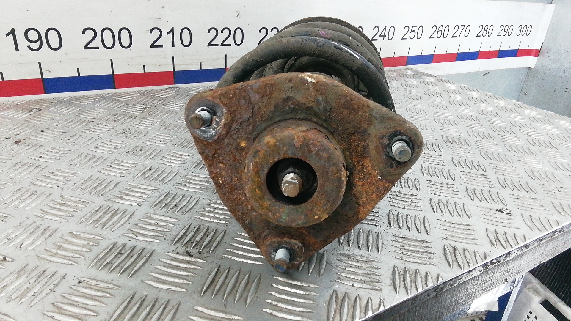 Амортизатор передний левый