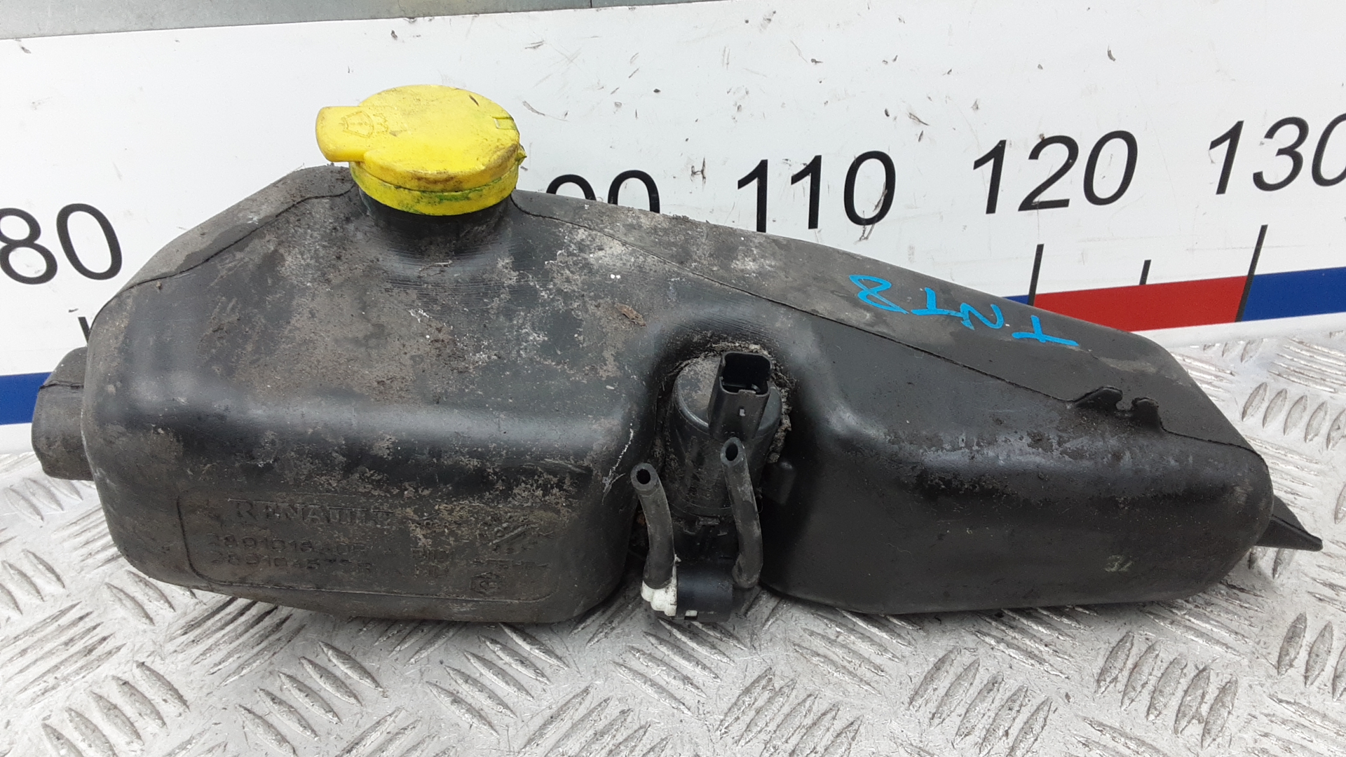 Бачок омывателя лобового стекла