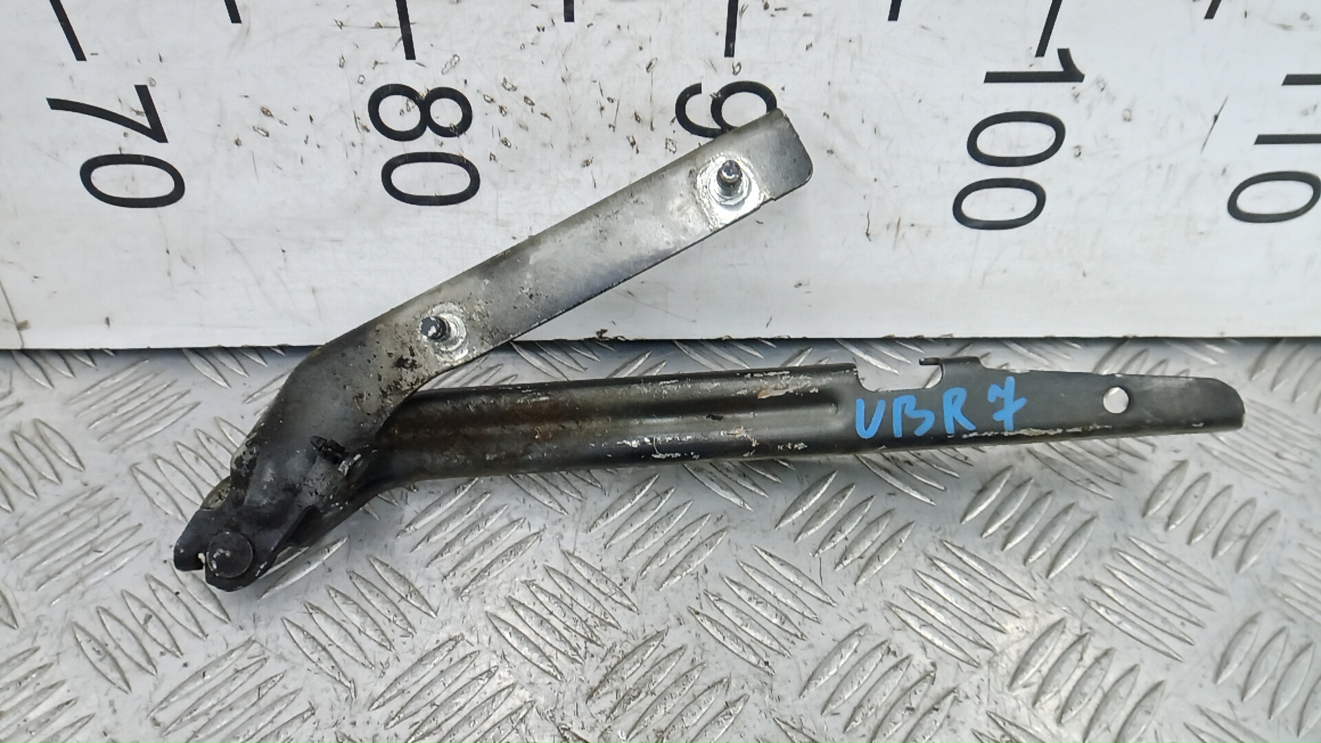 Петля капота для Nitro 2007-2011