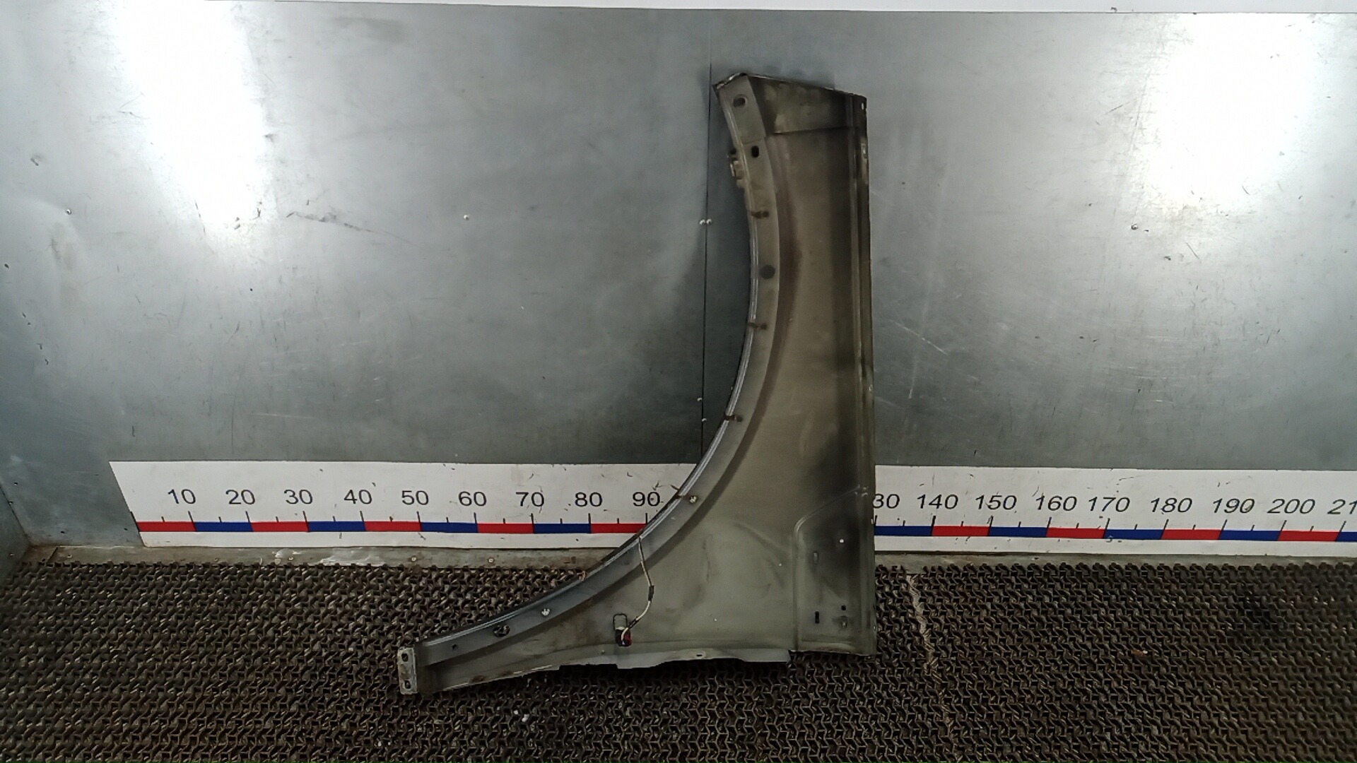 Крыло переднее правое