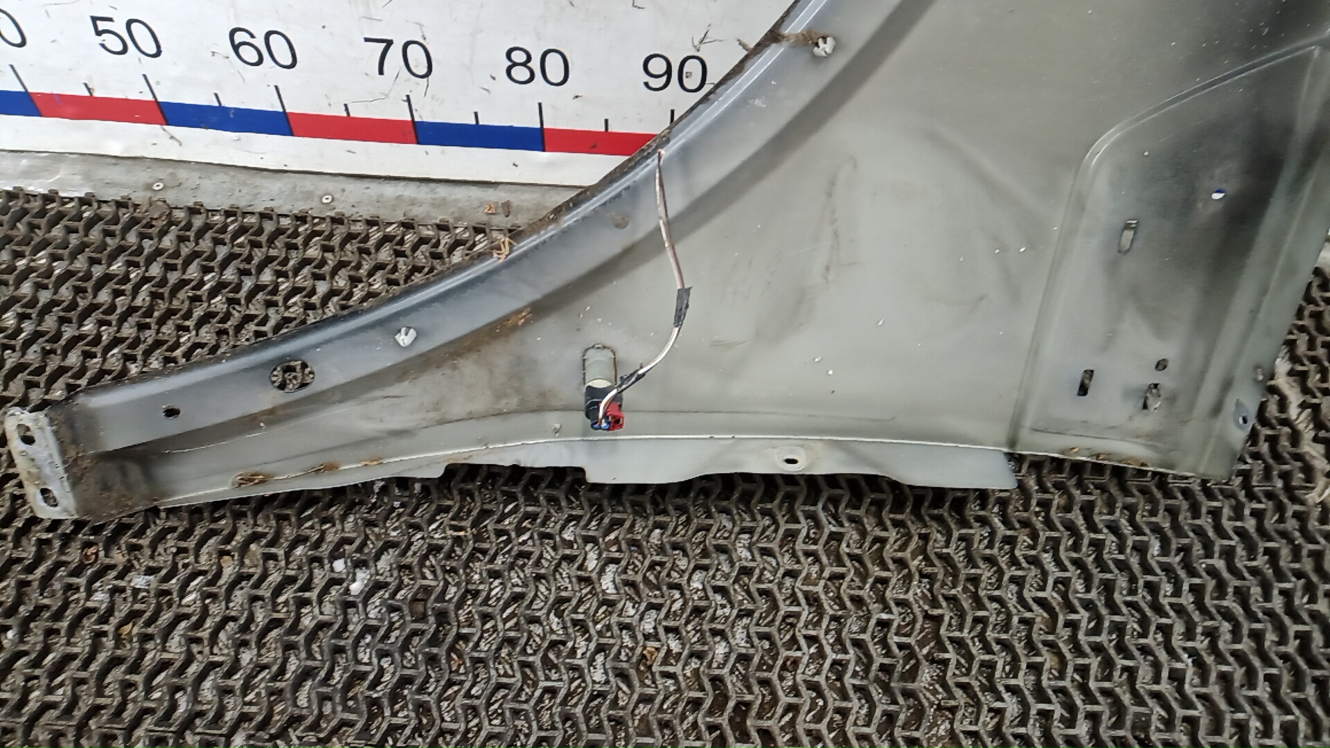 Крыло переднее правое