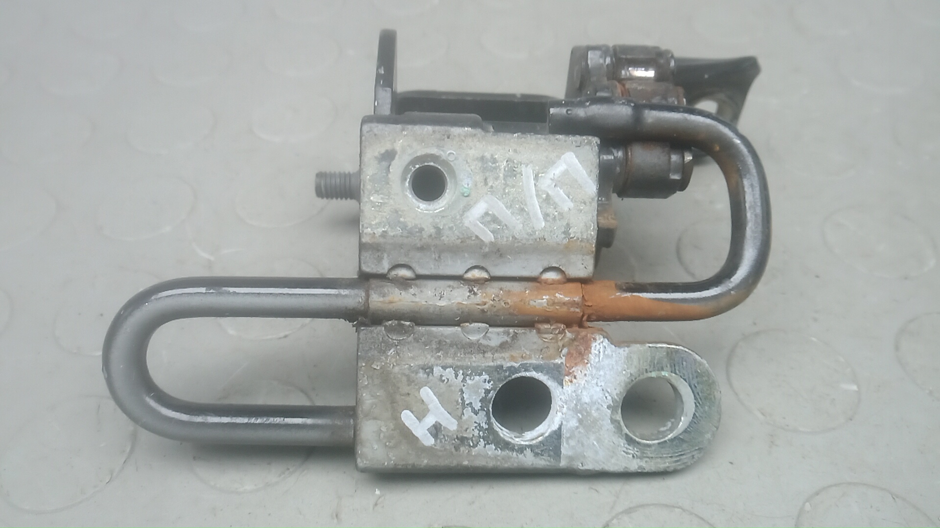 Петля двери