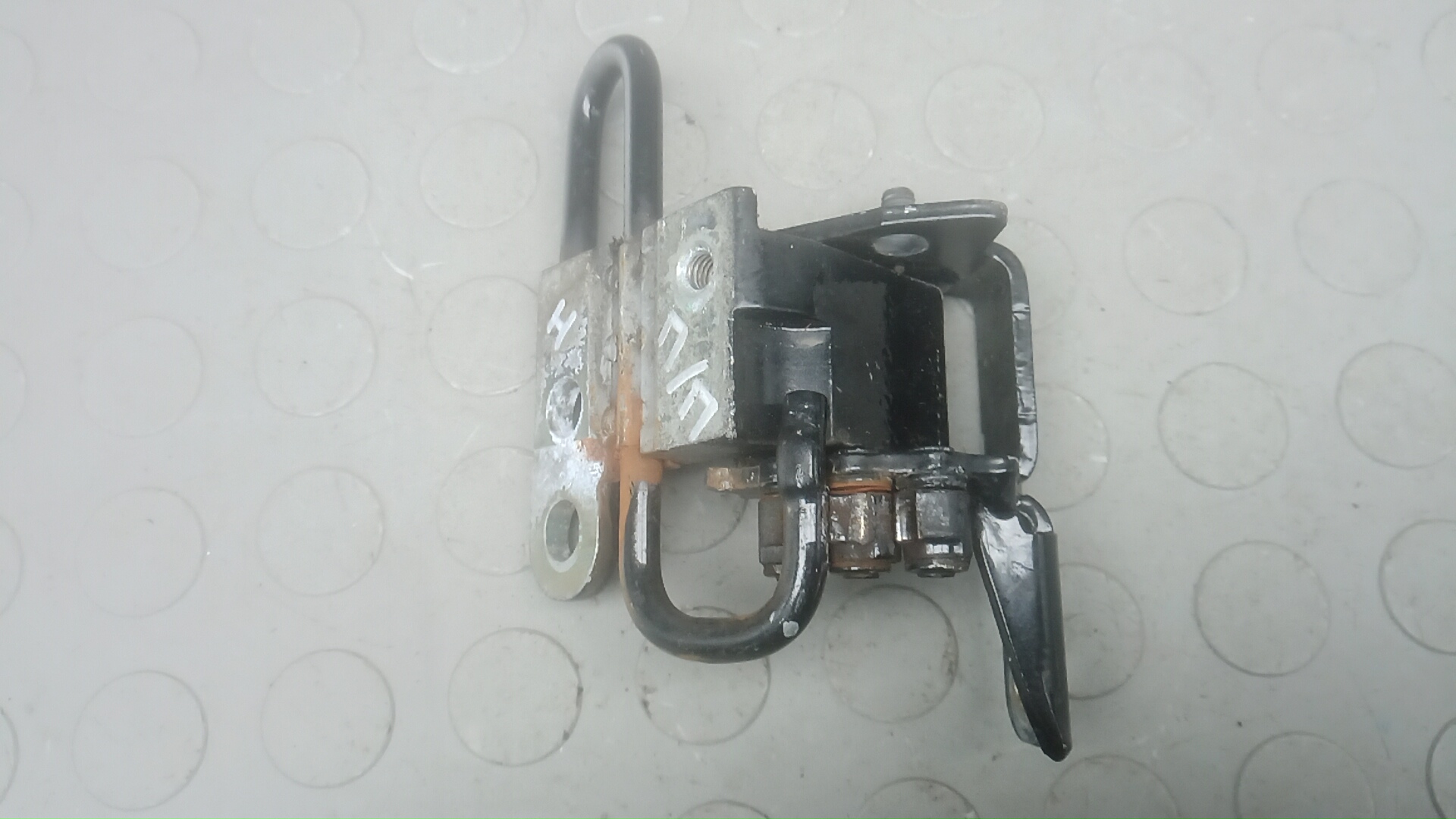 Петля двери