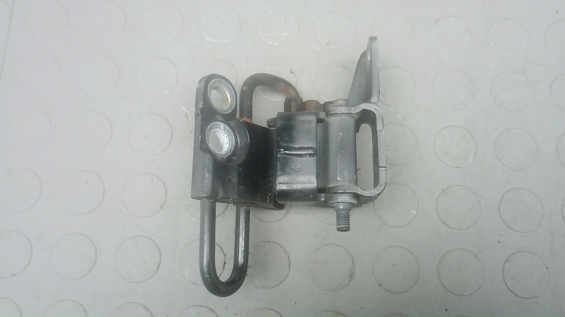 Петля двери