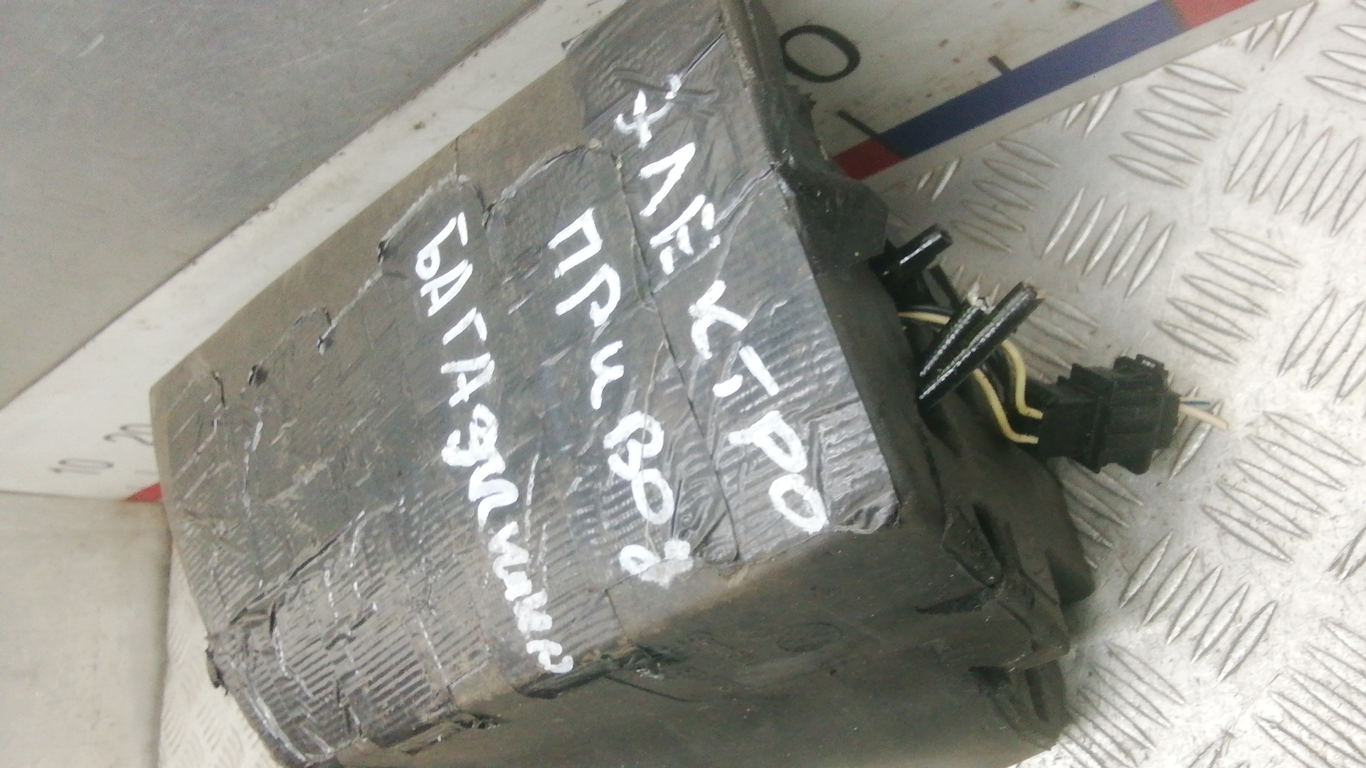 Механизм подъема двери багажника