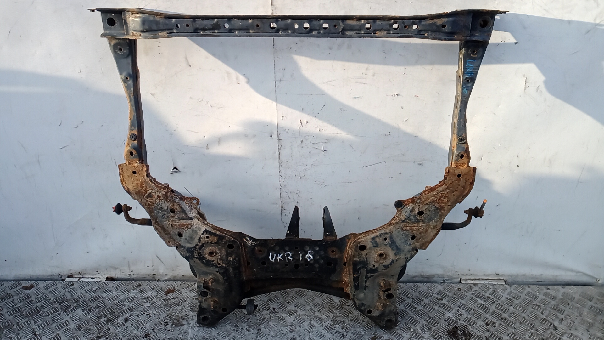 Балка передняя (крепление продольных тяг)