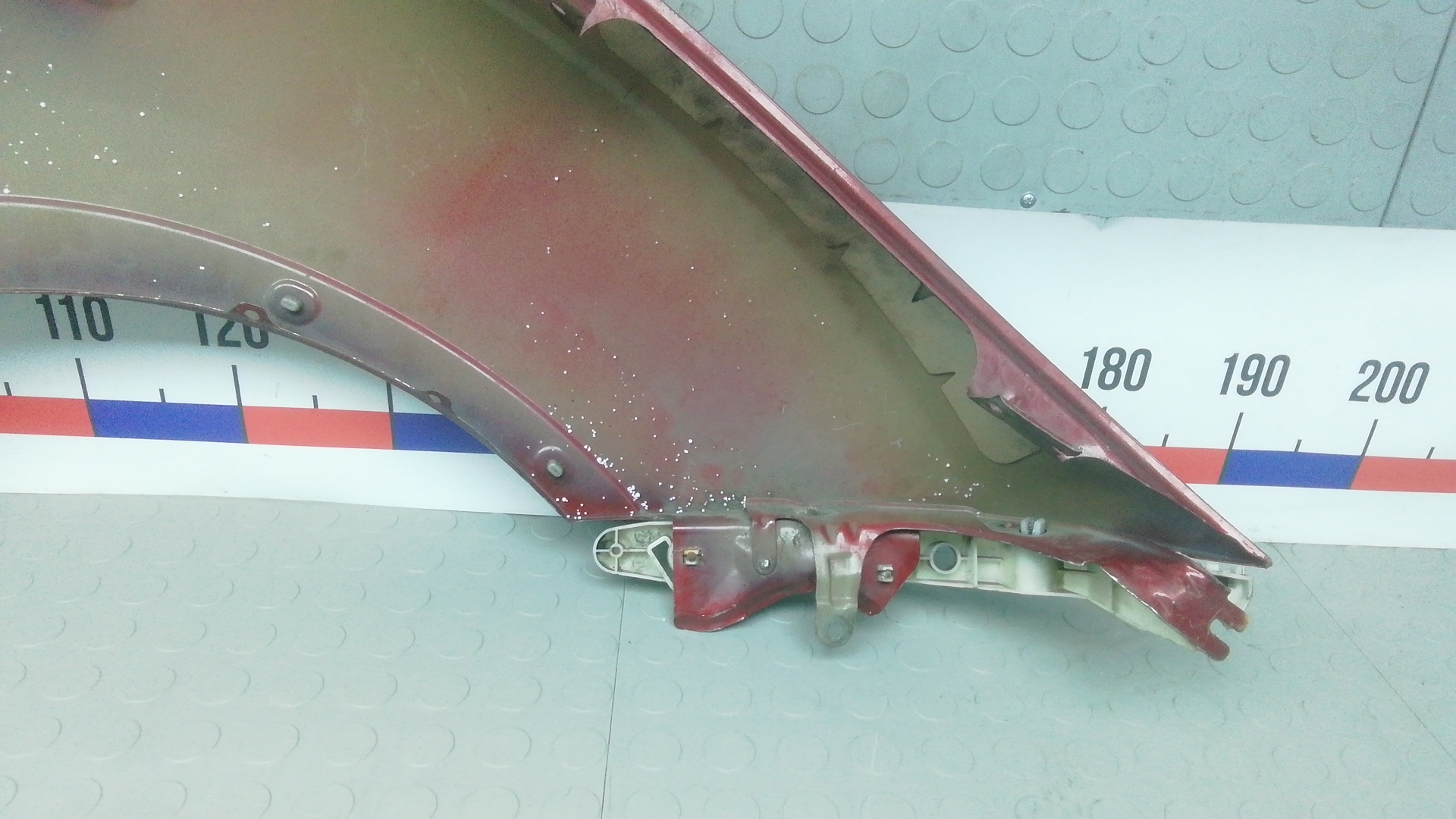 Крыло переднее левое