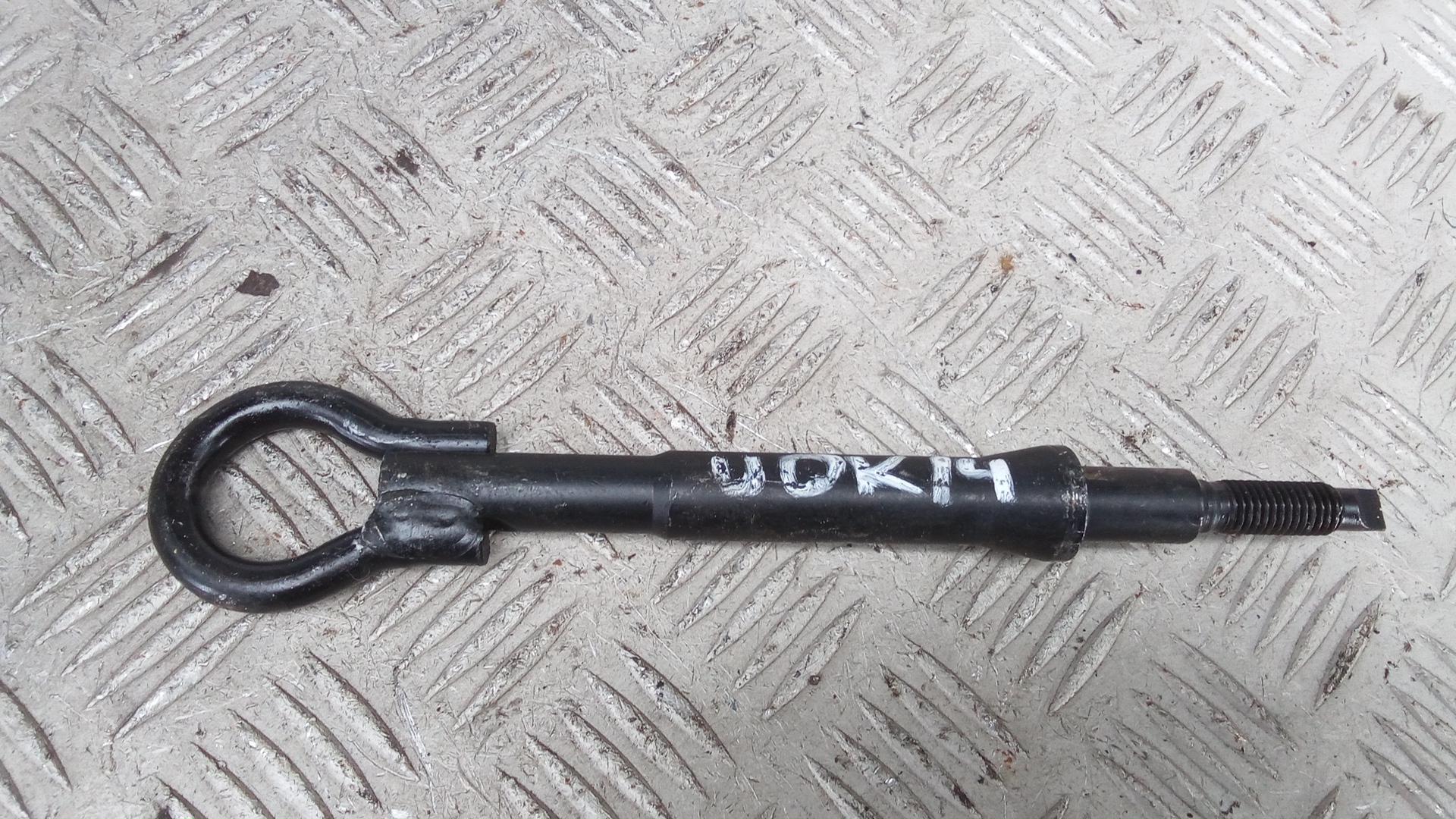 Крюк буксировочный