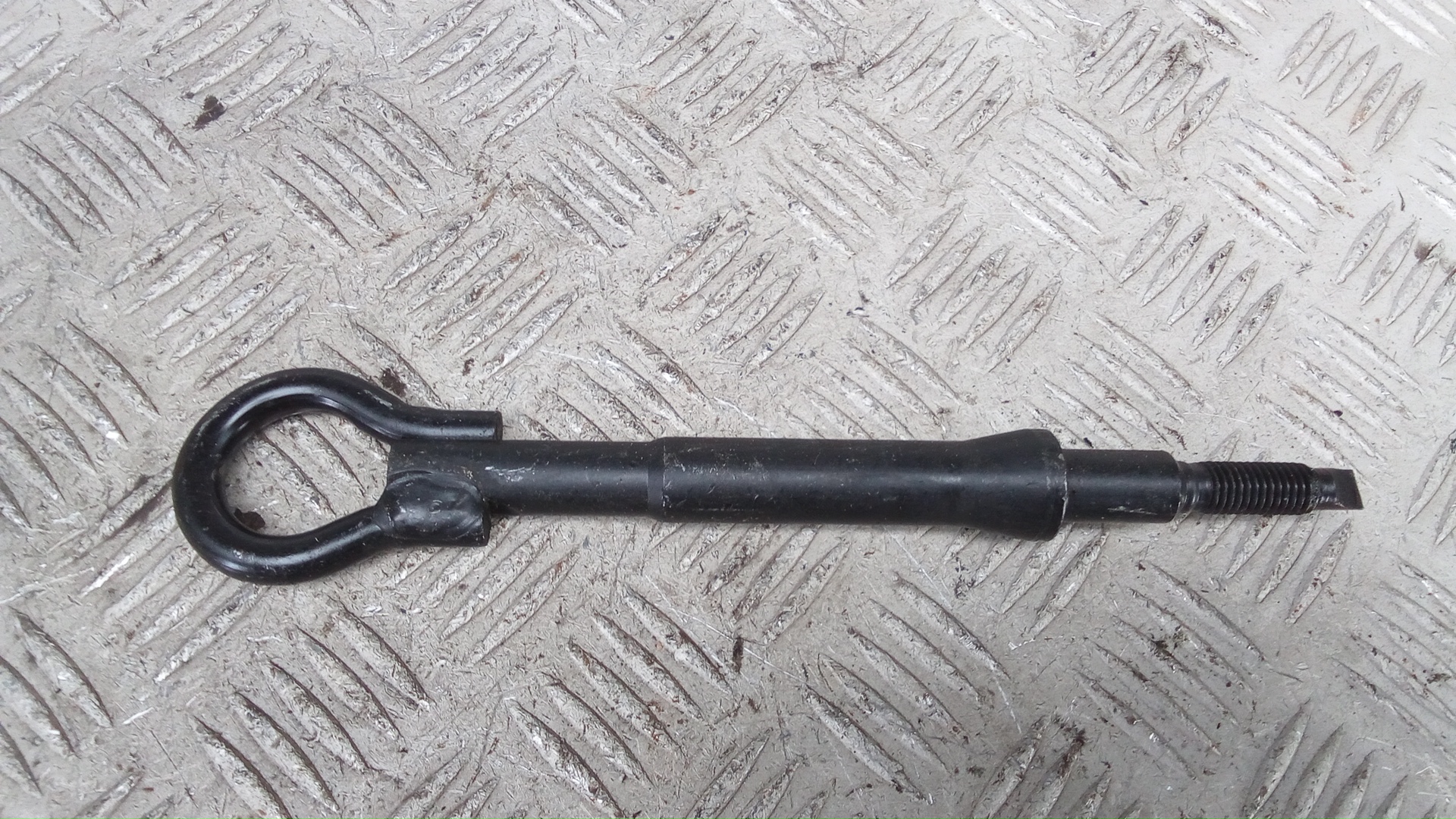 Крюк буксировочный