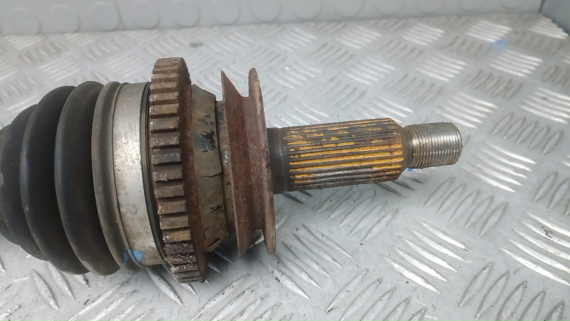 Полуось задняя левая