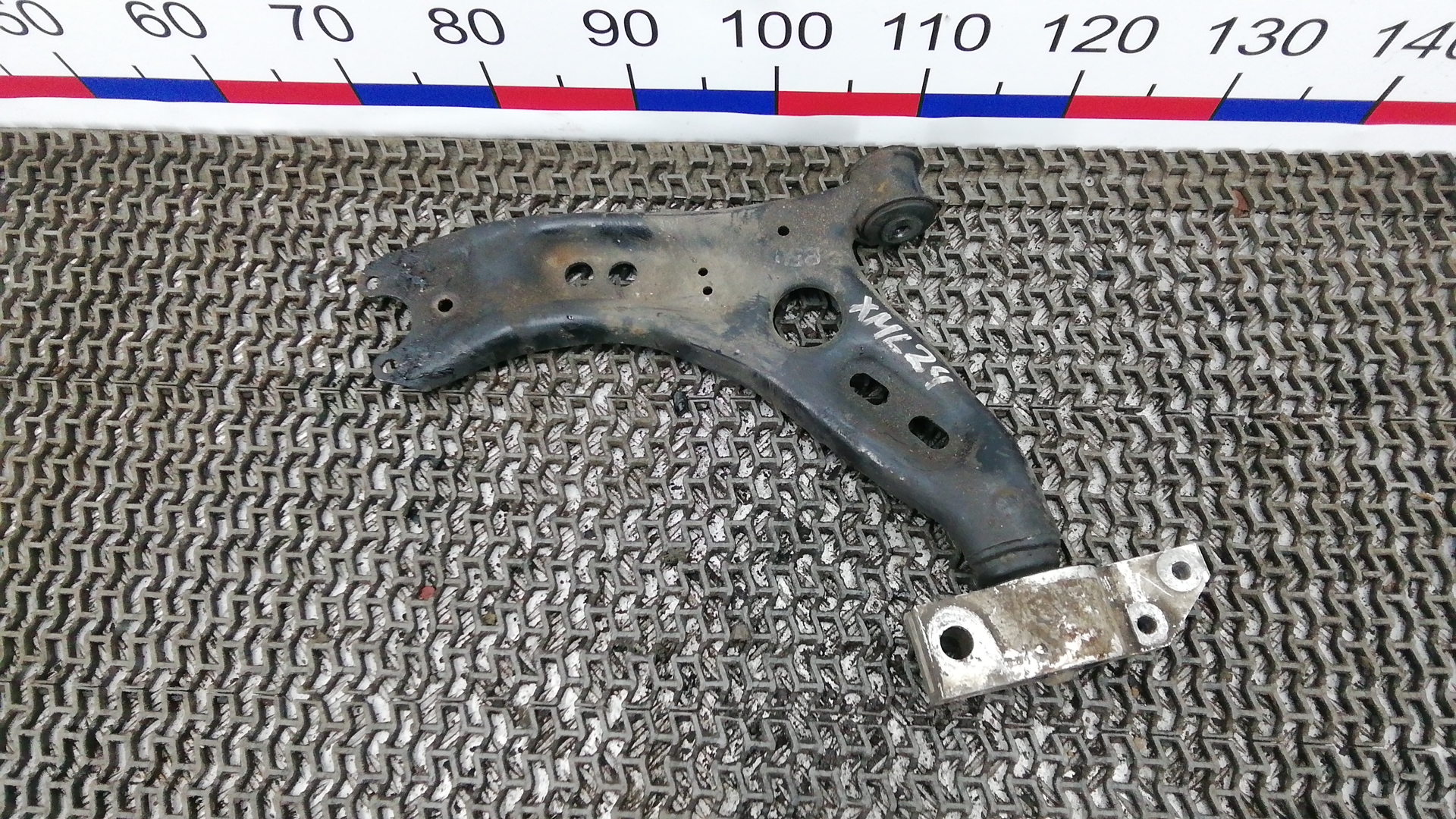 Рычаг передний нижний левый