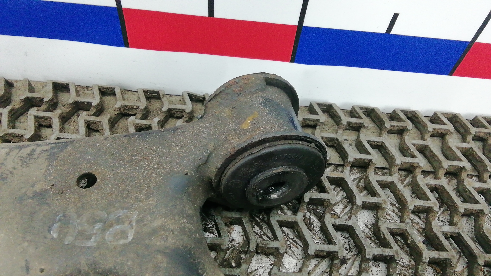 Рычаг передний нижний левый