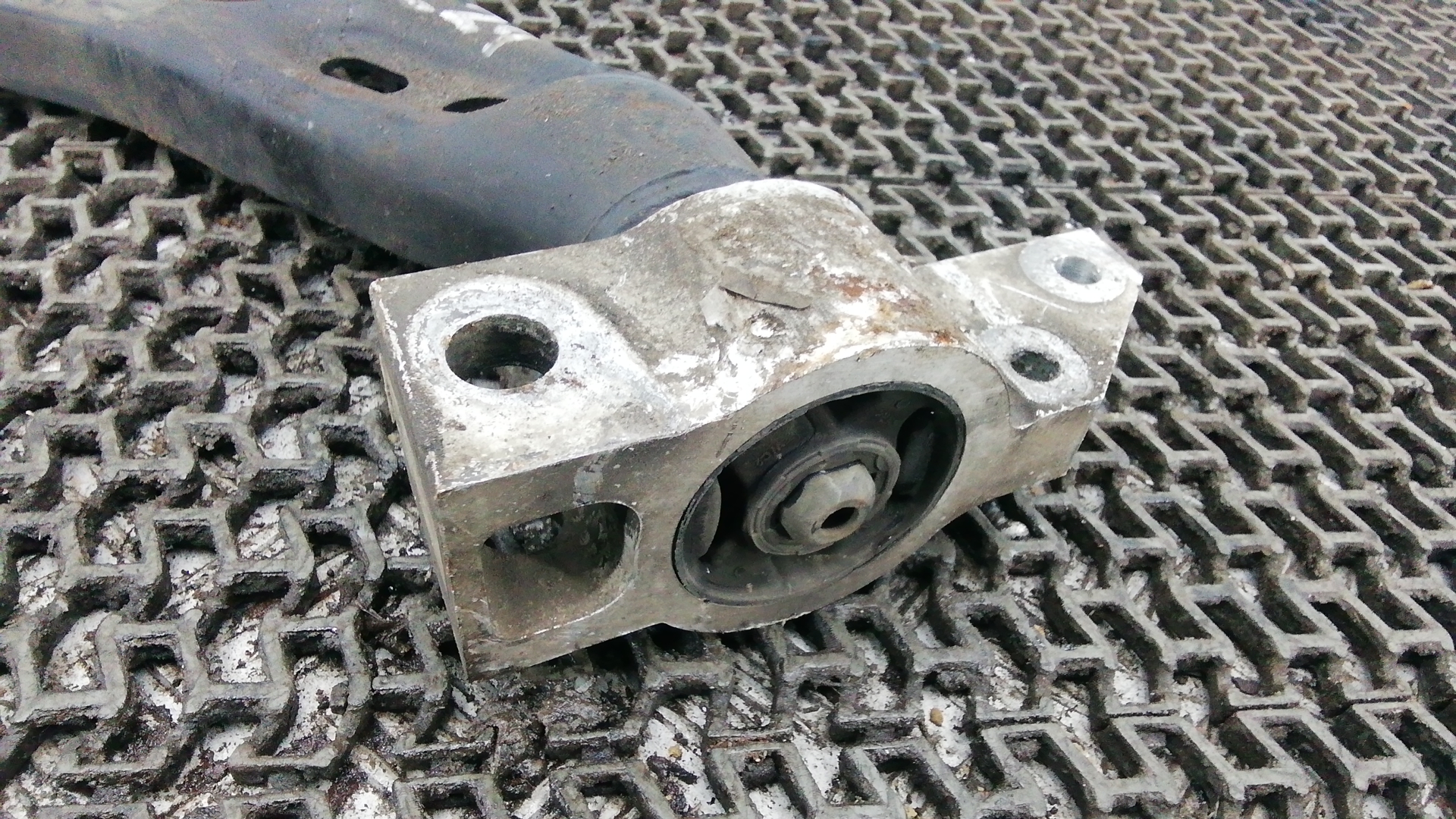 Рычаг передний нижний левый