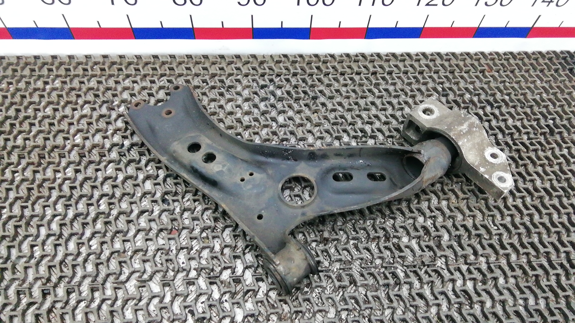 Рычаг передний нижний левый