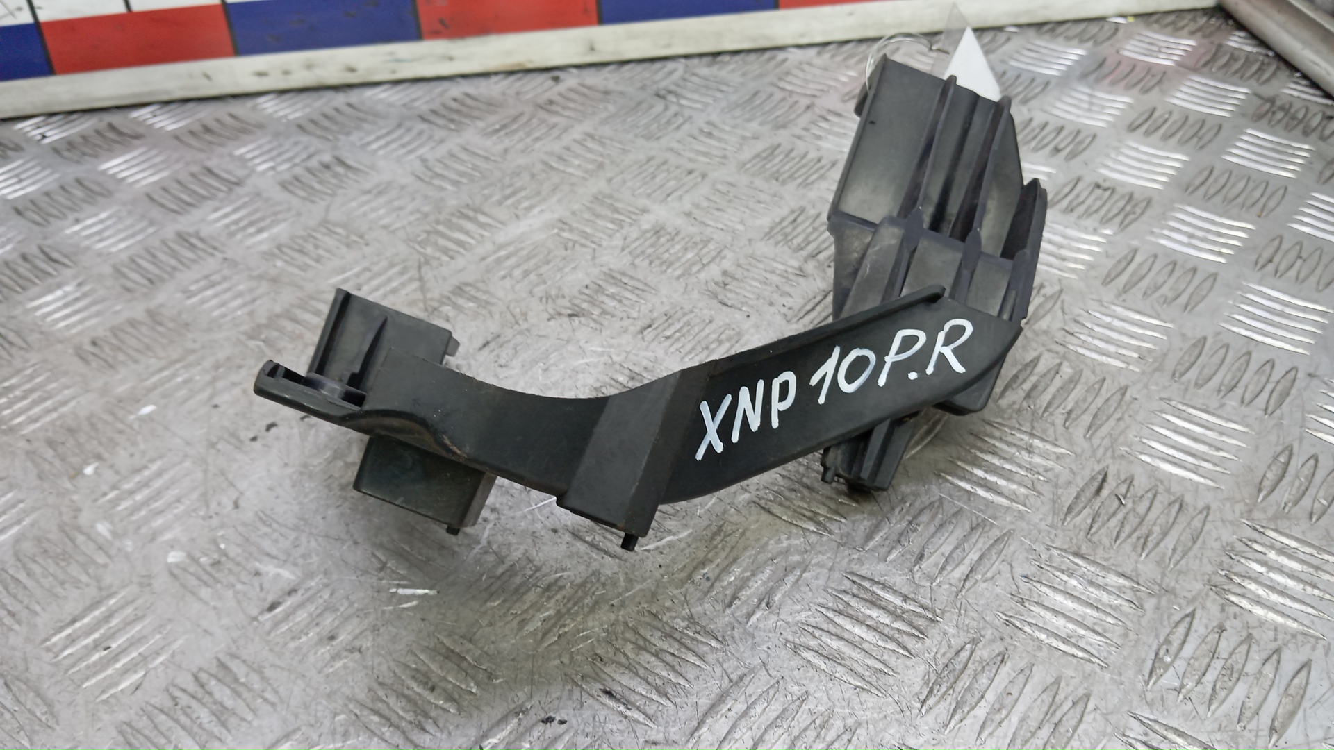 Кронштейн фар правый