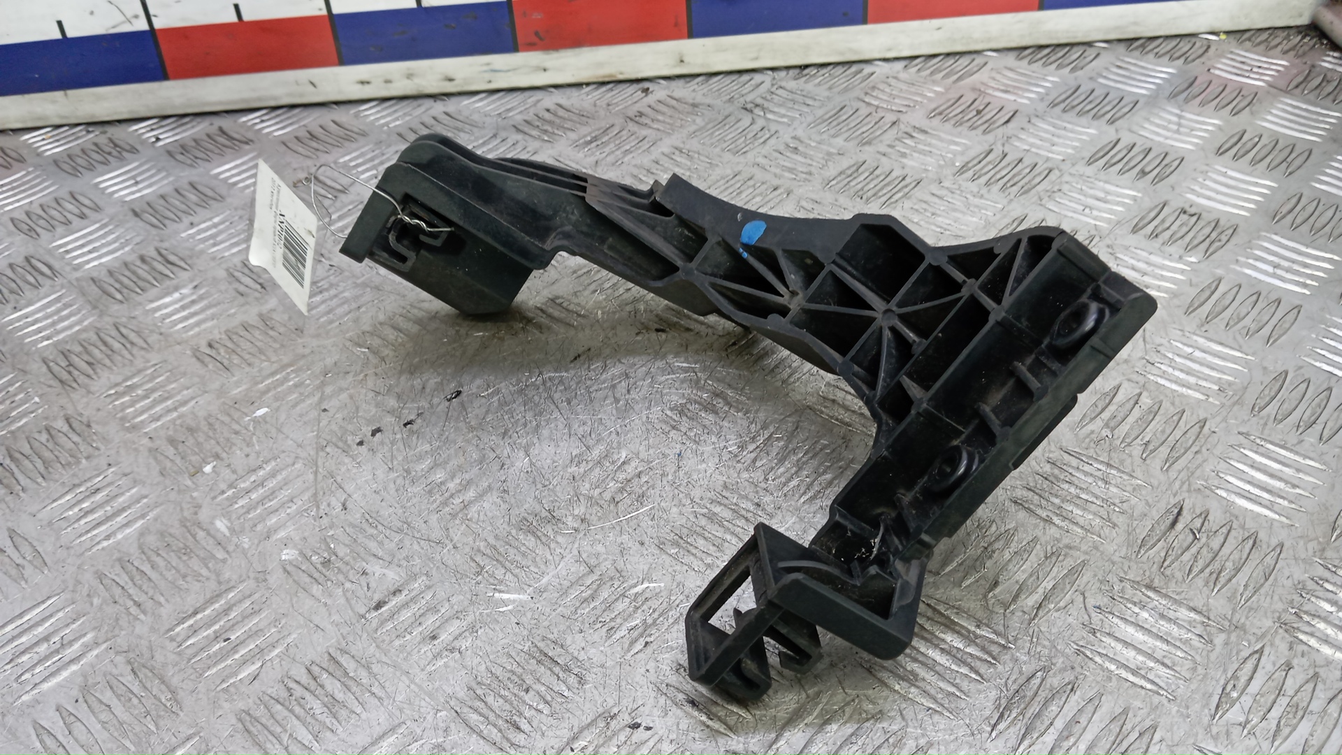 Кронштейн фар правый