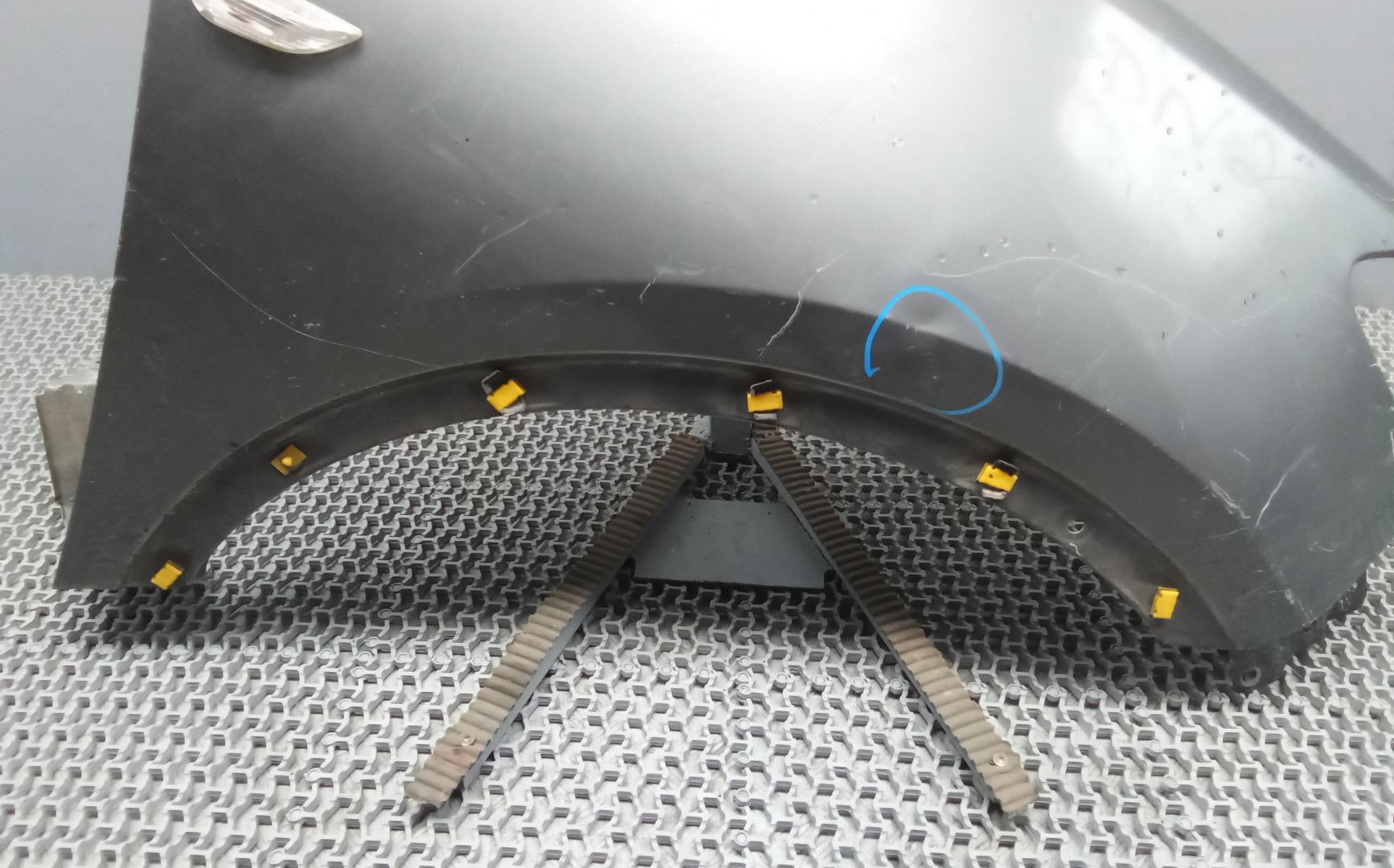 Крыло переднее правое