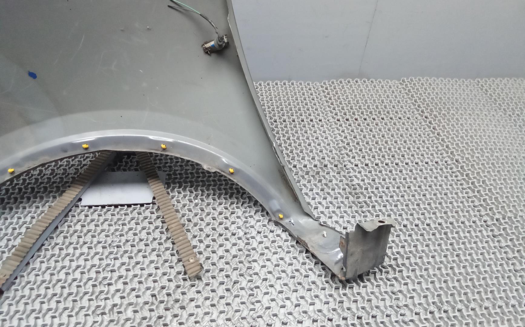 Крыло переднее правое